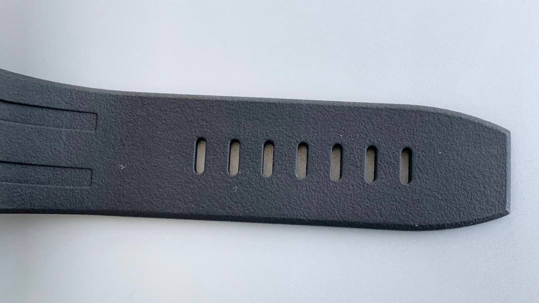 爱彼皇家橡树离岸型🔥💯横空出世。引用全新的彩色陶瓷锻造技术，表壳与圈口的选料，不惜重本使用日本进口的氧化锆，无需任何颜料，以超高的压力与超高的温度锻造，形成超高密度的彩色陶瓷，再经过百里挑一，确保每一个成品都与原版毫无色差！CNC级别的打磨，将整一个表壳的边边角角完美处理，即使陶瓷，也做到毫不割手。圈口的拉丝，经过顶级的打磨技术，做到每一丝每一线都毫无断续，每一颗六角螺丝都与表框处在同一平面，拒绝一丝一毫的凸显与凹陷，诠释了何为顶级的复刻工艺！