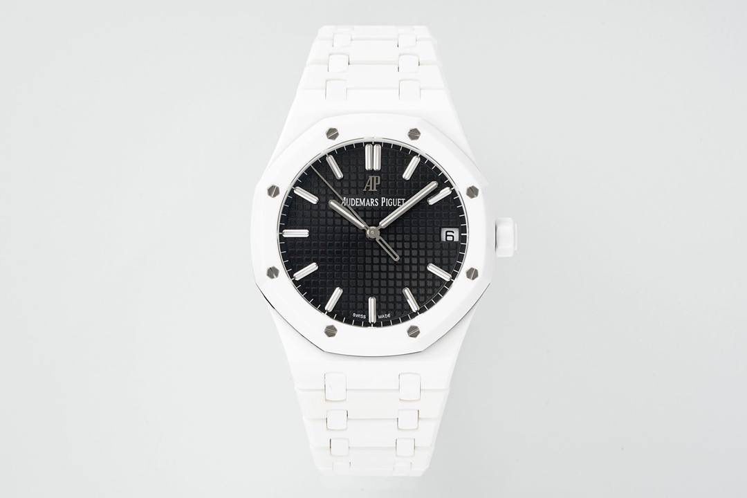 🚀新品爱彼15500全陶瓷款式全新到货，凭借陶瓷材质与cal.4302一体机复杂功能的结合，成为工艺与创新的典范，既延续了皇家橡树的经典美学，又突破传统材质限制，堪称现代高级制表的标杆之作 1. 陶瓷材质的优势 高硬度与抗刮耐磨：采用精密陶瓷（如氧化锆）制成，硬度远超不锈钢，日常佩戴不易产生划痕，保持长久光泽。 轻量化与佩戴舒适：相比金属材质更轻盈，减轻腕部负担，适合长时间佩戴。 抗过敏与耐腐蚀：陶瓷化学性质稳定，不易引起皮肤敏感，且抗汗水和腐蚀。 独特质感：表面经精细抛光或哑光处理，呈现深邃光泽或低调质感，一共推出三款配色黑色白色和稀有的蓝色 2. 表壳与表带设计 一体式结构：APS表壳与表带无缝衔接，延续皇家橡树标志性八角形表圈和“Tapisserie”格纹表盘，陶瓷材质赋予现代感。 复杂工艺：APS采用陶瓷烧结成型难度极高，需精准控制温度与压力，成品率低，凸显技术实力。 细节处理：表带链节经倒角抛光，边缘柔和，佩戴贴合手腕；表壳厚度约10.5毫米，兼顾复杂工艺与佩戴舒适性。💯