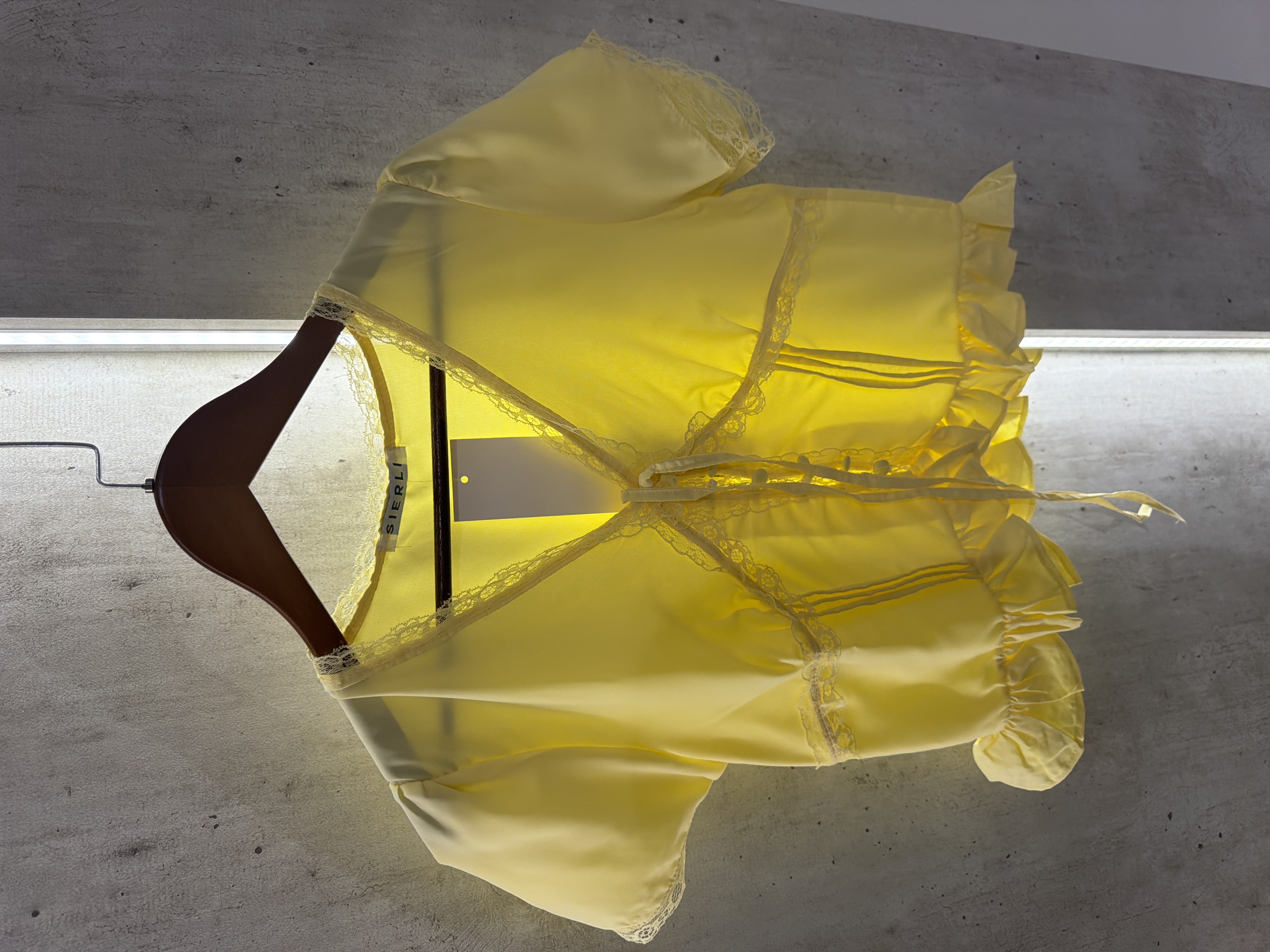 黃色蕾絲邊上衣