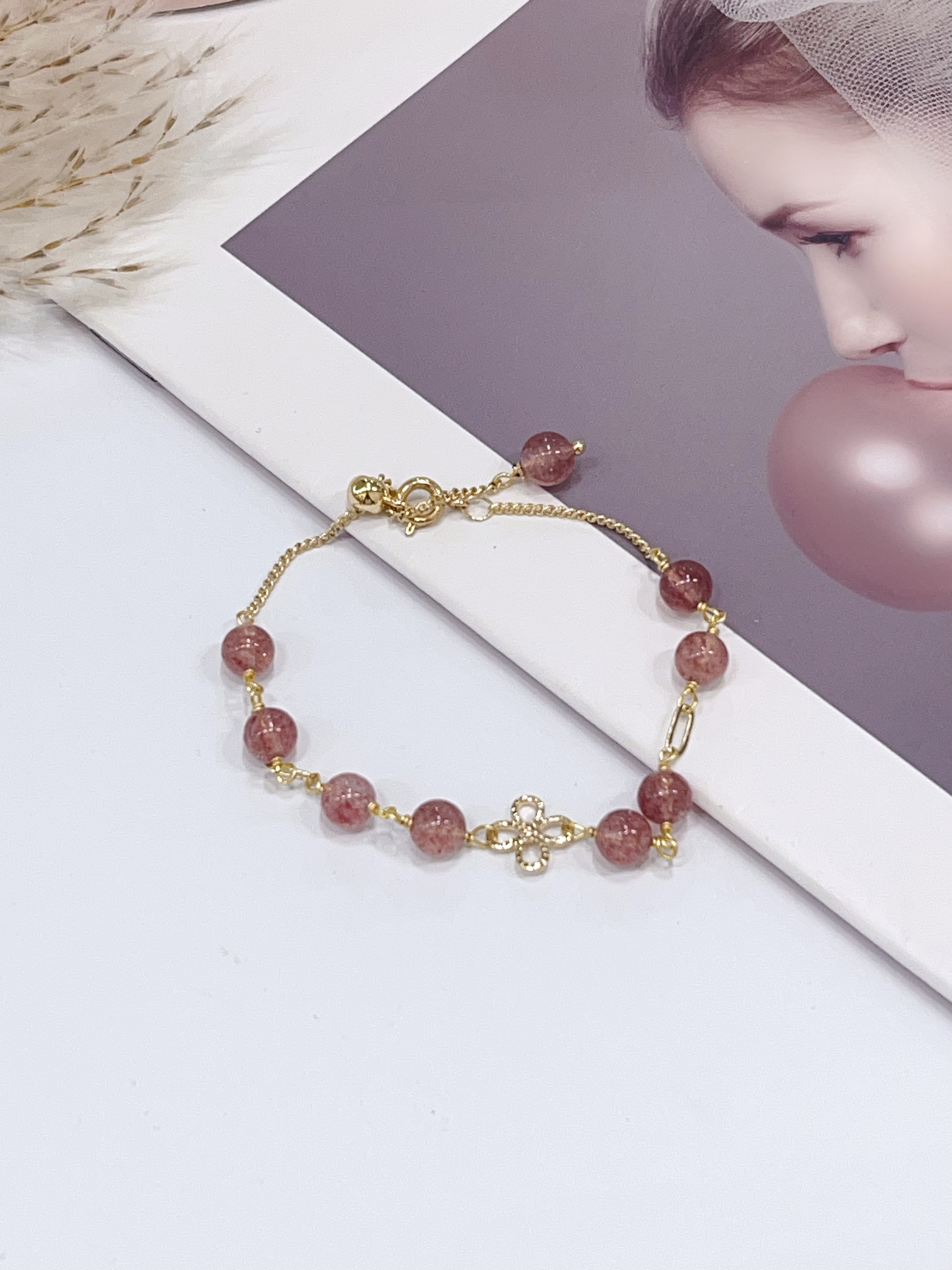 🍓 草莓晶 × 四叶草配饰手串 Strawberry Quartz & Four-Leaf Clover Charm | 6mm