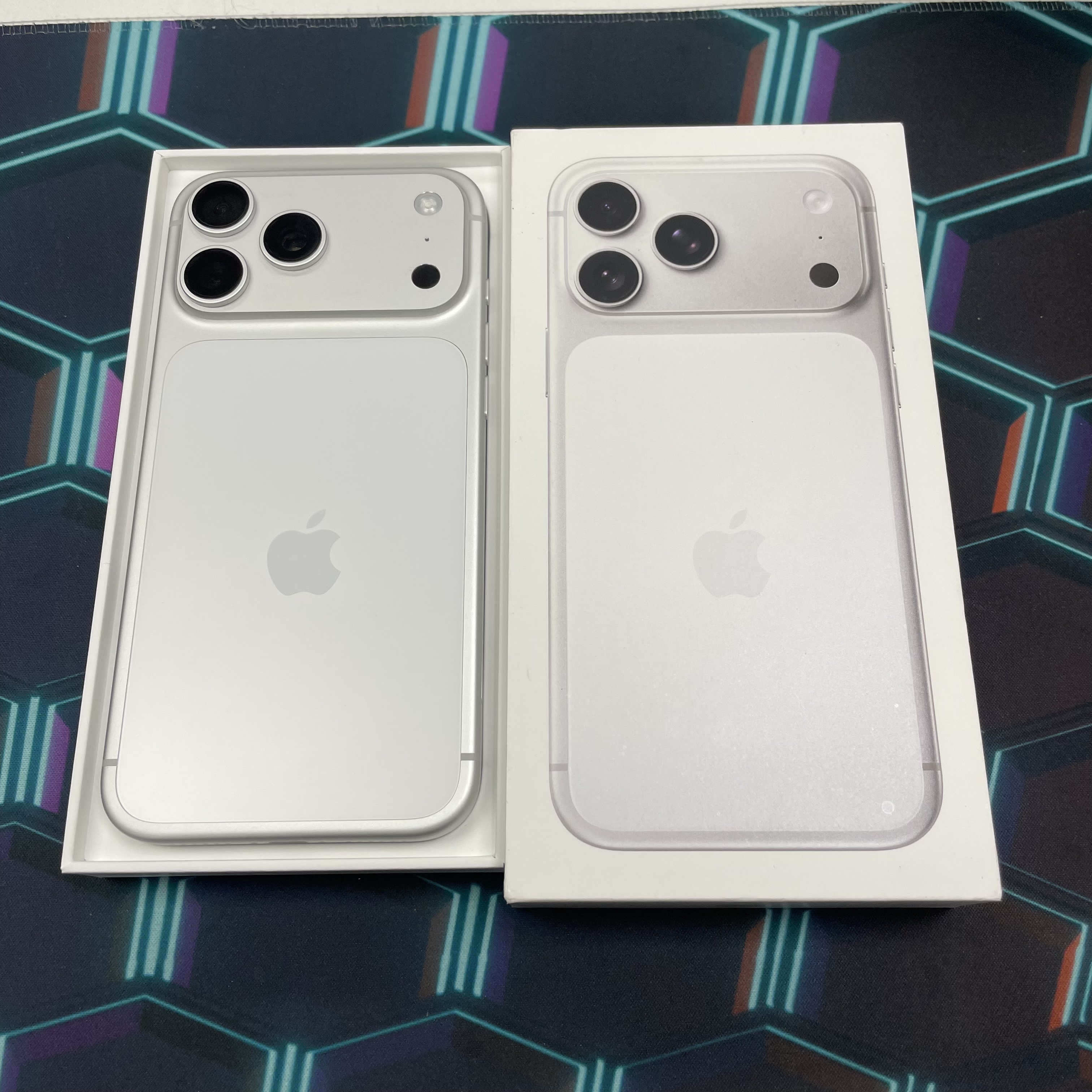 *6408 17 pro max 未使用品 1TB 電100 銀色 sliver