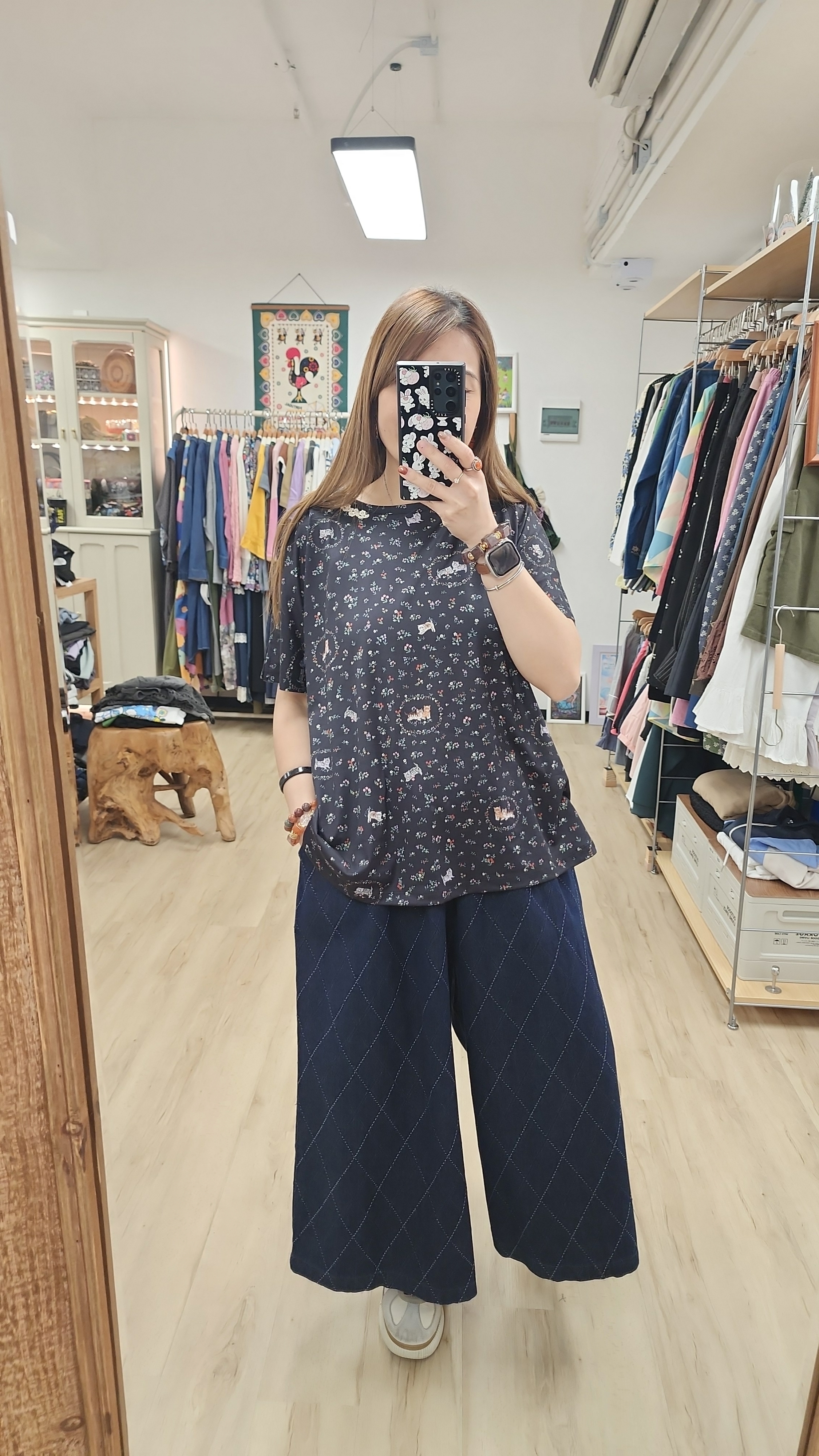 日牌黑拼碎花貓貓插畫薄棉Tee