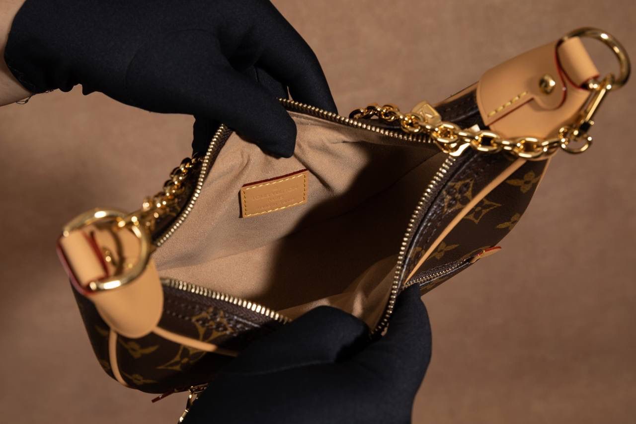 LV豌豆包🎀 这款 LOOP 手袋 灵感来自 LV 档案里的 Croissant 手袋， 在 2022 早春系列 推出～ 半月形＋法棍包造型， 背上身真的很有型，很时尚 😍 包型小巧但很贴身，走路都会跟着身体动，很好看～ 前面还有 拉链口袋 + LV Circle 拉链头， 细节控一定会爱 ❤️