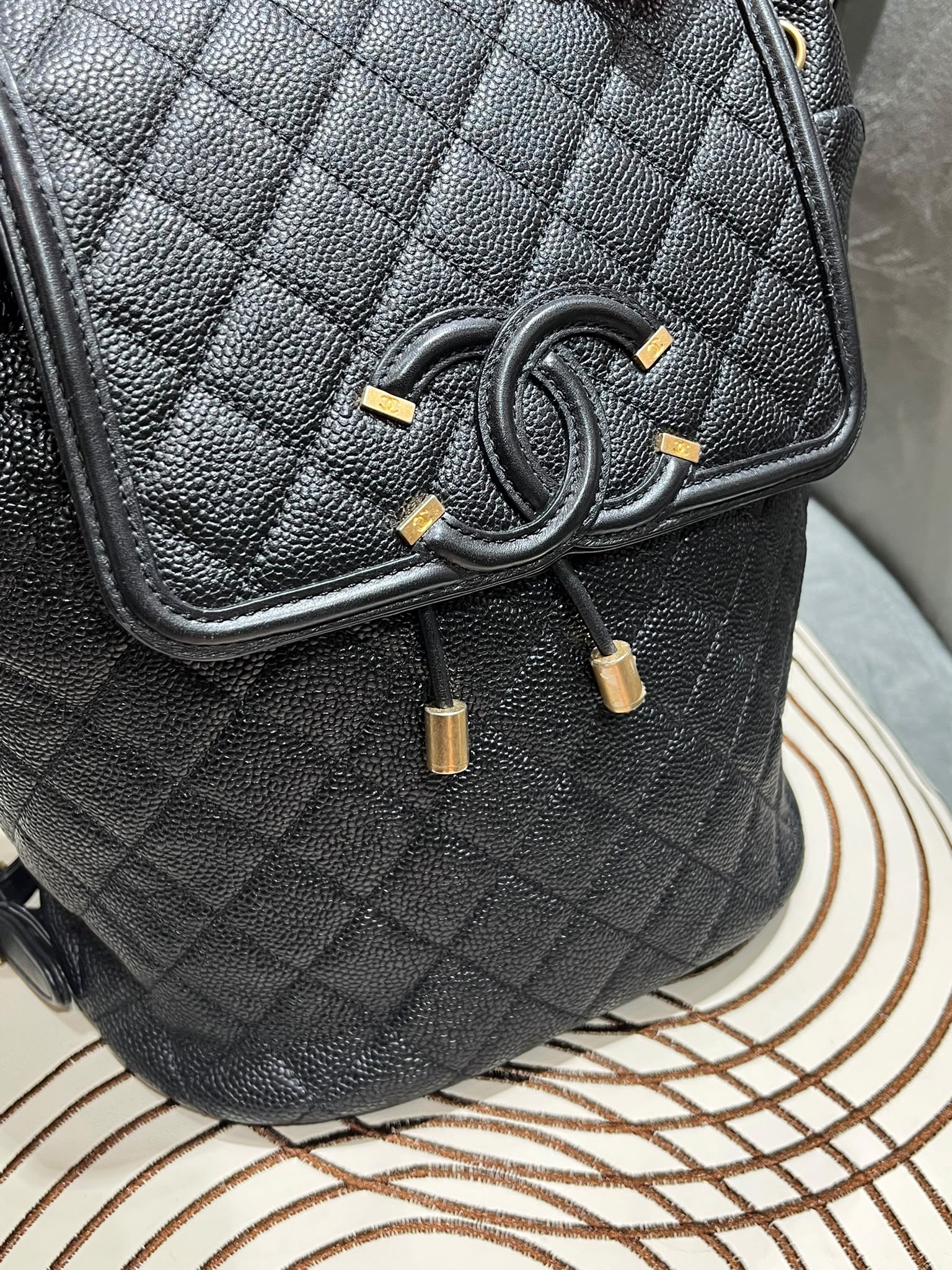 Chanel backpack cc filigree 荔枝牛皮金鏈 100%Authentic ,95%new  ✅card✅塵袋✅box 