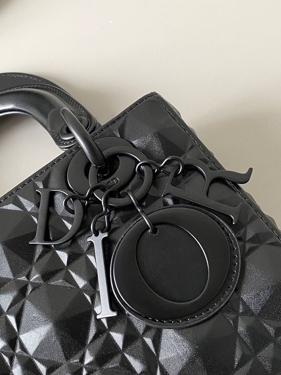 🈶钻石黑 𝗗𝗶𝗼𝗿 𝗟𝗮𝗱𝘆 𝗯𝗮𝗴四格 特殊处理的哑光牛皮钻石藤格纹 八个切割面挺括有型，全套磨砂材质五金 复古时髦感超强，真是什么场合都可以把住 绝对是lady中的天花板了，强势出圈啦姐妹们 （配送8个五金字母） 20×16.8×8cm#4360m