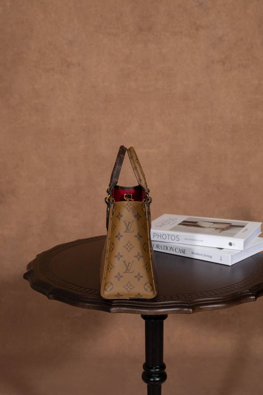 LV Onthego🎀 Toron 手柄搭配有品牌字样的提花肩带，风格对比很特别～ 还贴心附上 可拆卸零钱包，放零钱或小东西刚刚好，设计真的很加分👍 ▪️尺寸 25 × 19 × 11.5cm▪️ 大小刚好，不会太大也不会太小，日常出门超适合。 好看又实用，真的要说一句：设计师很懂女生啦～ 😆 这是 2023 早春系列，独家品质，这一季真的一定要选它！ 小号手袋把 Monogram + Monogram Reverse 拼在一起，再加上 Monogram Giant 图案，整体超有时尚感，怎么看都高级✨