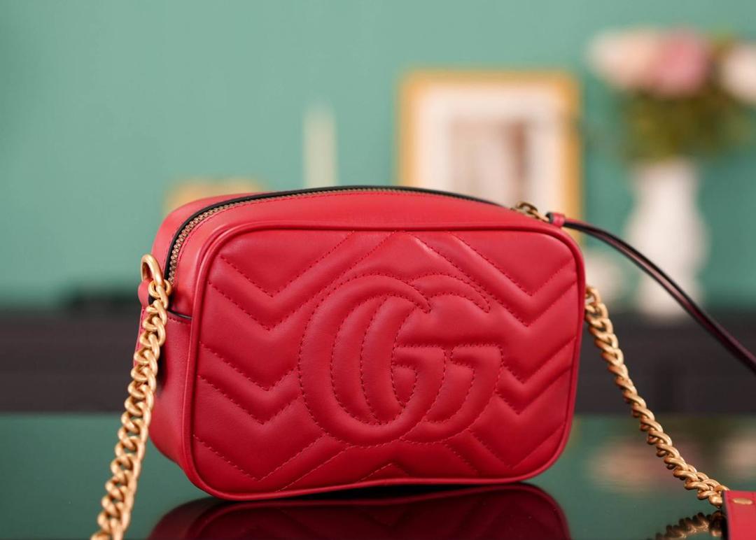 👜🔥Marmont系列绗缝迷你相机包 红色 18cm （原厂皮 全铜五金） 正品售价¥12.000 独家原厂皮发售 限量级别 自重很轻 链条搭配皮革的肩带不怕溜肩 毫不夸张说 绝对是日常使用出场率最高的包 官方款号 448065 尺寸迷你：18x12x6cm 小号：24x13x7cm