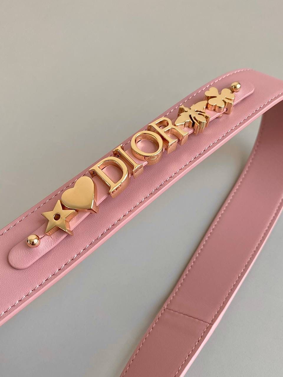 🈶复古粉 「剩少量」 𝗗𝗜𝗢𝗥 𝗟𝗮𝗱𝘆羊皮四格金扣 谁能拒绝这只刚出的新颜色啊 救命，真的太温柔了！很显气质 高贵冷艳的低调粉，法式的优雅感 进口原厂羊皮➕全钢五金，最高版本 （配6个五金图案 全套包装） size：20×16.5×8cm 4123m