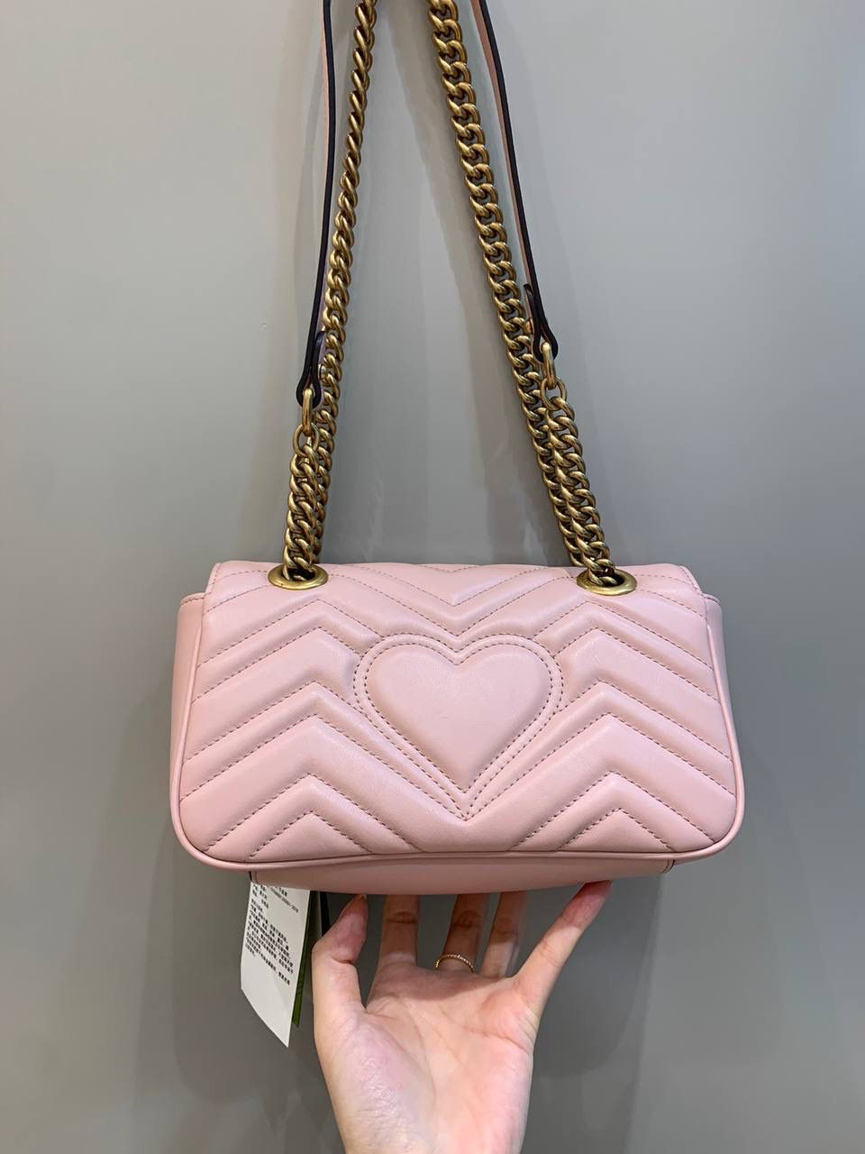 新背景实拍正品级 。经典款金扣粉色22cm‼️ 粉色终于来皮了，你们一直在喊我出的颜色，这个颜色很难得，原厂皮很稀奇，所以有没有货都要看运气，像绿色至今为止一张对版皮料都没有来过，这个颜色也是很适合现在的季节，搭配衣服很仙女，男的看了都拒绝不了吧这个颜色，我拍照也被这个颜色种草了‼️ 型号446744；尺寸22/13/6cm