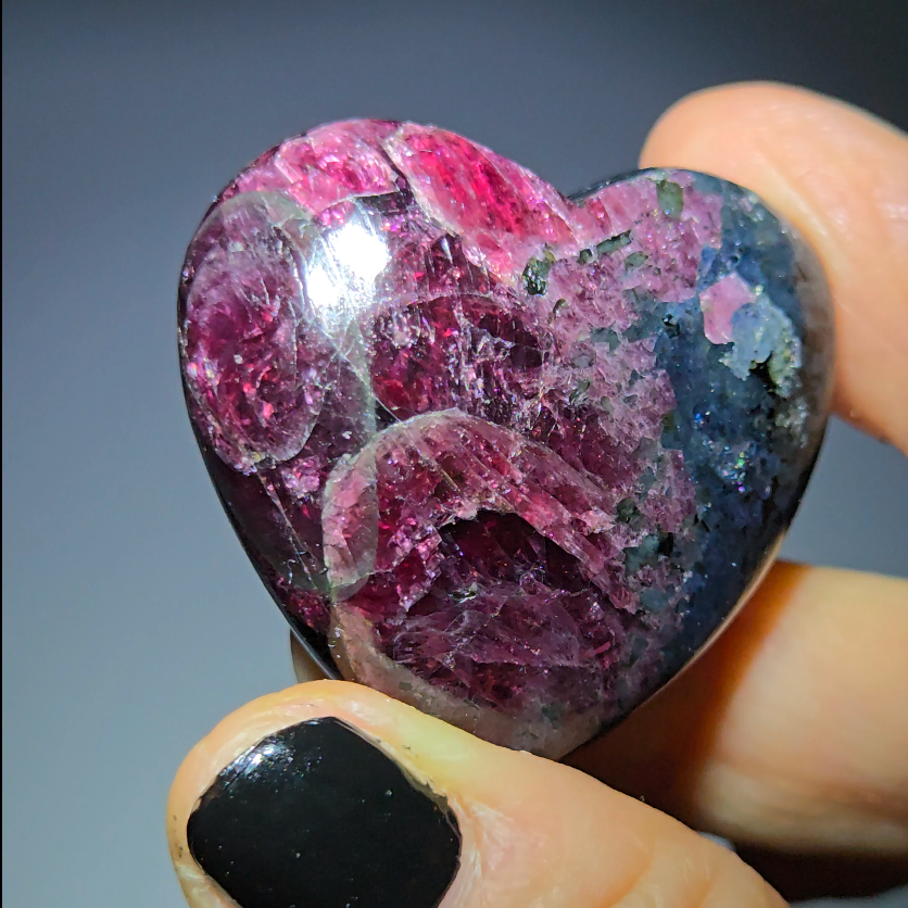 Almandine garnet heart with blue kyanite - GAR97