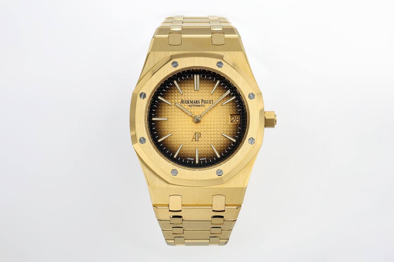 🚀AP皇家橡树系列39MM的16202BA “JUMBO”超薄腕表 全新鎏金咸蛋黄💯 【壳套】39mm黄金表壳承袭标志性八角形轮廓，外露六角螺钉镌刻时光经典，8.1mm超薄厚度突破金表佩戴桎梏，贴腕贴合的质感，整表黄金色拉丝与抛光工艺交错打磨，从表壳到一体成型表链，每一寸肌理都藏着瑞士高级制表的匠心，AP字样折叠表扣，轻扣间尽显优雅仪式感。 【鎏金面】表盘是16202BA的灵魂所在，独树一帜的烟熏黄金色渐变，从中心鎏金向边缘晕染成深邃墨色，宛如落日熔金坠入暮色，「Petite Tapisserie」小格纹装饰暗藏肌理层次，黄金荧光立体时标与皇家橡树指针错落排布，6点位经典AP标识、3点位日历视窗，简约布局却藏满细节巧思，夜光加持，昼与夜的美皆不缺席。 【新一代机芯】ZF全新的超薄Calibre7121机芯，厚度3.2MM，采用手工打磨饰面，频率为4赫兹（每小时振动28800次），拥有48小时以上的动力储存。日期盘的独特之处在于具备新式快速调校功能的扁平式节能机制。