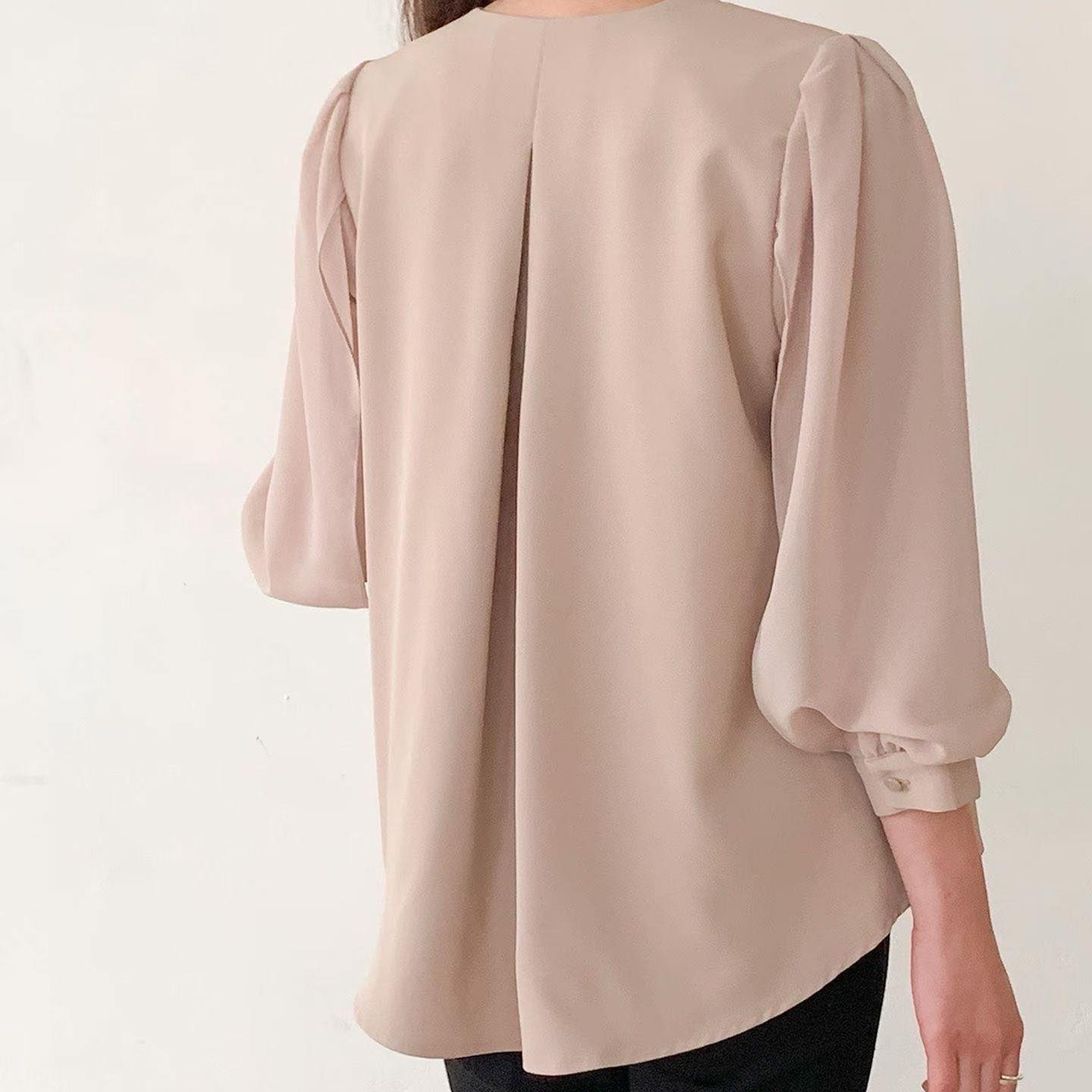 韓國春季V領七分袖外套🤝❤️行路收到美的效果😁外套背面獨特垂設計🎉第一眼已經心動 自帶光采 和濾鏡充滿流動感~0IWhatsApp 62353222#Ma6583