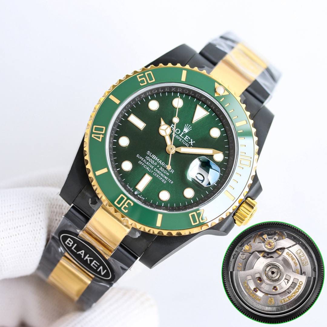 第四代 BLAKEN 款水鬼 · 间金黑 🎮 BLAKEN 高级改装水鬼系列，将劳力士经典潜航者与暗黑美学融合，风格冷峻独特。 表壳采用 DLC 黑化间金工艺，质感深邃且耐磨耐用；Blacken 团队 1:1 复刻表盘，细节高度还原。 搭载 一体 3235 自动机芯，走时稳定精准。 40mm 表径、11mm 厚度，佩戴舒适，比例协调。