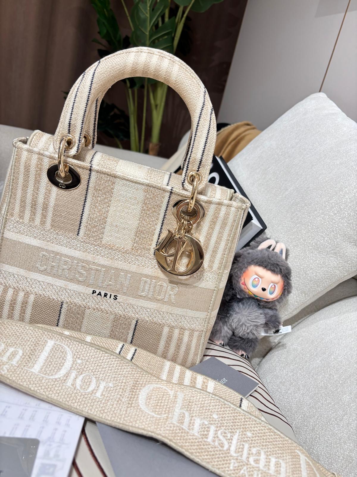 Dior lady dior medium  100%Authentic ,98%new ✅專門店收據✅證書✅dust bag✅box 📣🌟專門店現貨售價$ 4 x x x x🌟
