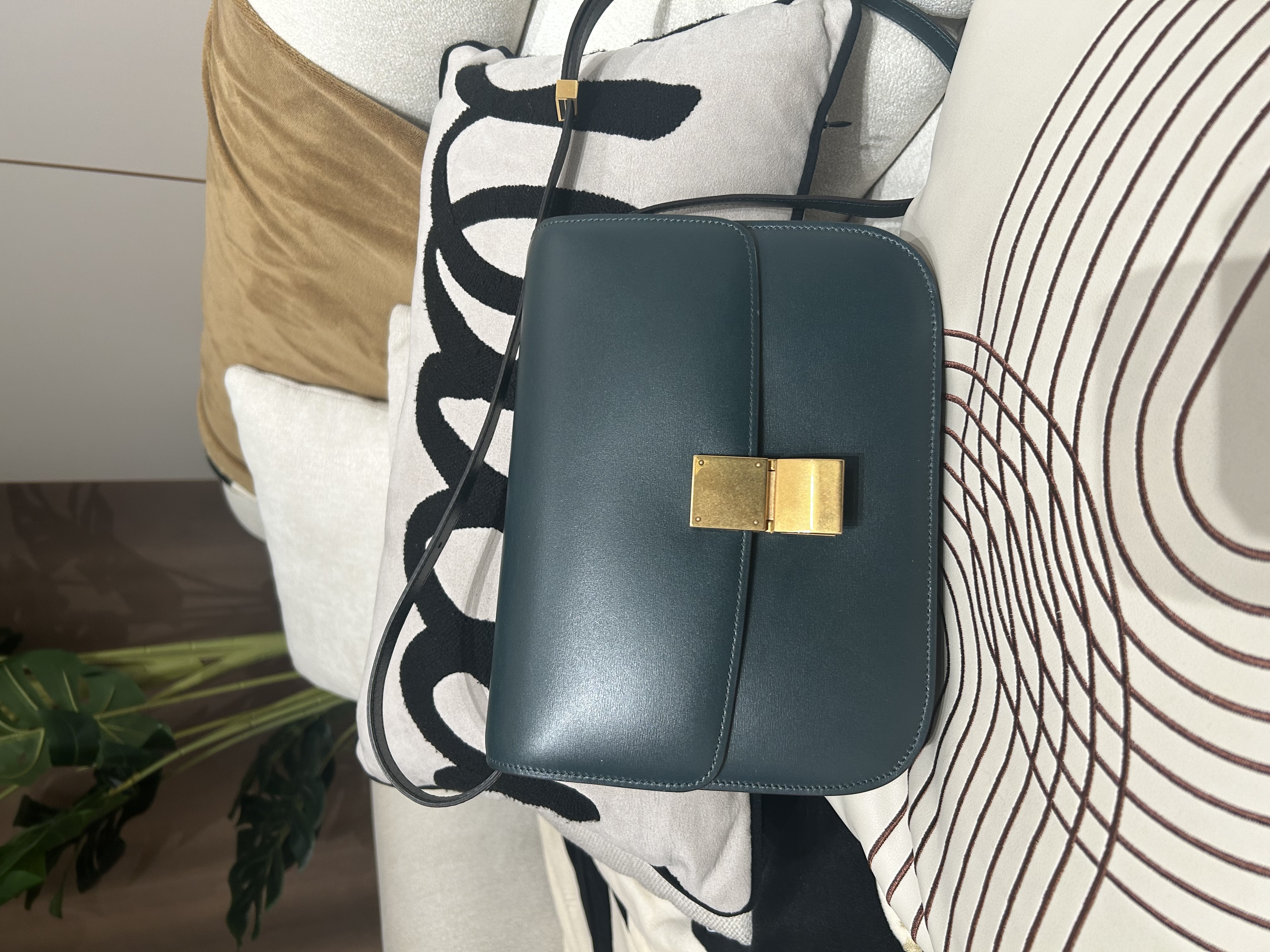 Celine box medium classic 100%Authentic , UNUSED✅dust bag 