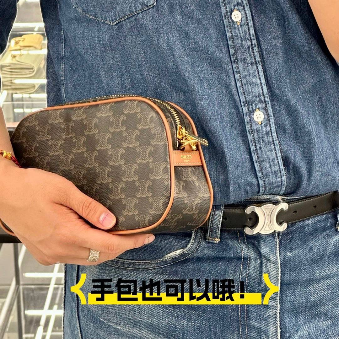 🔥大货实拍图 𝗖𝗘𝗟𝗜𝗡𝗘 ♥️ 𝗠𝗨𝗟𝗧𝗜双肩带相机包 型号：114122 尺寸：24*14*5cm 今日份安利💁‍♀️𝑪𝒆𝒍𝒊𝒏𝒆上新款啦！以独特的设计理念，成为又一个新的精巧之作！此刻有两个链条，真的好爱，即可单肩又可斜挎～