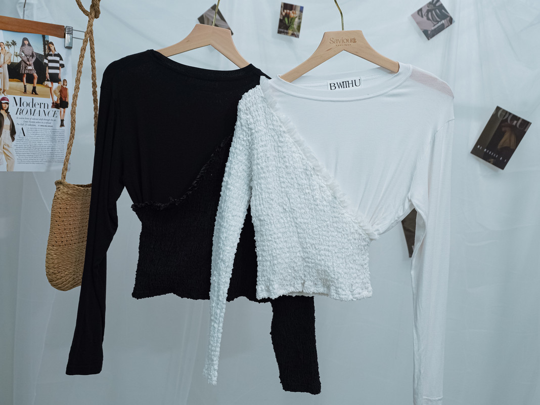 Dual-Fabric Contrast Sleeve Top ‖ 左右拼布不对称上衣KR0190714