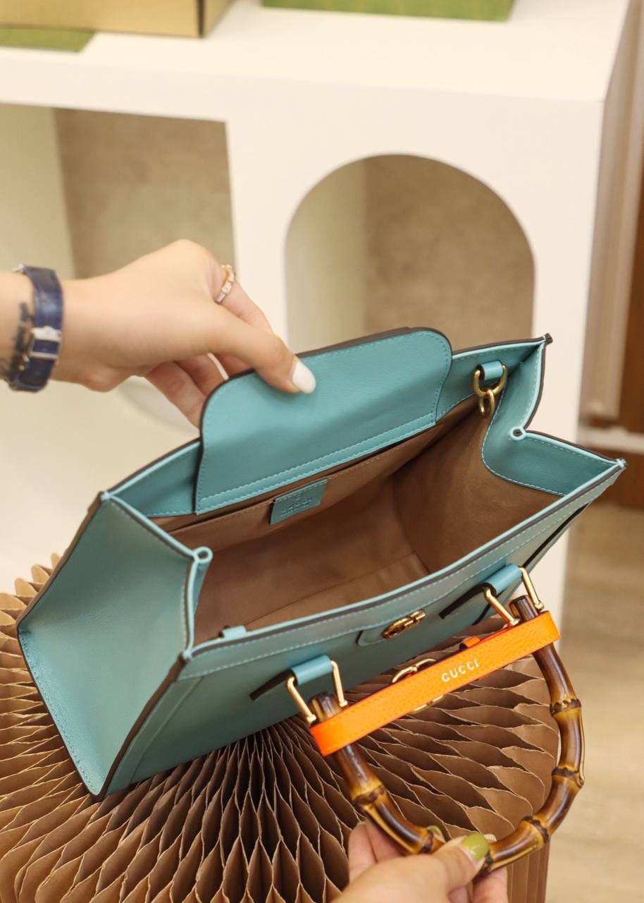 𝐆𝐮𝐜𝐜𝐢 𝐃𝐢𝐚𝐧𝐚 小号#660195#正品皮 ▪️尺寸：27*24*11cm 𝐃𝐢𝐚𝐧𝐚竹节系列以经典致敬100周年， 黛安娜王妃最爱的经典竹节再次回归， 托特造型融合复古元素的竹节， 实物真的太惊艳了， 小号尺寸更适合通勤风， 手提或者斜挎， 悠游于日常与工作上班之间， 时髦感别具一格， 经典百搭，个性又不失优雅感， 搭配彩色的扣带， 简直增添了少女气息！🌈🎀