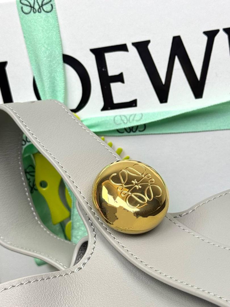 ♥️𝙈𝙞𝙣𝙞 𝙋𝙚𝙗𝙗𝙡𝙚 𝘽𝙪𝙘𝙠𝙚𝙩 ——【银灰色】现货‼️ 尺寸：𝟏𝟔-𝟏𝟔-𝟏𝟗.𝟓𝐜𝐦 编码：062339 【配全套礼盒】 🎈标志性Anagram鹅卵石点缀，配以纯粹简约线条以及瞩目设计风格，诠释全新𝙋𝙚𝙗𝙗𝙡𝙚手袋👜 🎈自带一根🉑拆卸🉑调节的肩带，一包多背，多样化风格，秀场大放异彩😀内里容量超大，日常实用性强👌 🎈配全套专柜礼盒🎁，给你满满的仪式感👀