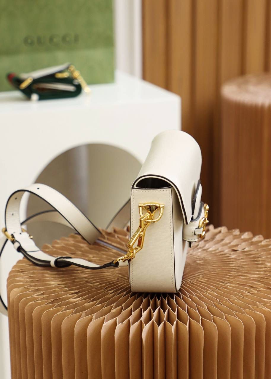 ▪️𝐇𝐨𝐫𝐬𝐞𝐛𝐢𝐭 𝟭𝟵𝟱𝟱 𝐌𝐢𝐧𝐢 #658574#正品皮▪️ 🔳尺寸：20.6*14.4*5.1cm🔳 马衔扣𝐇𝐨𝐫𝐬𝐞𝐛𝐢𝐭 𝟭𝟵𝟱𝟱系列， 这一届的𝐌𝐢𝐧𝐢马鞍包风格，增添了混搭格调， 配有两条不同的肩带， 配皮肩带呈现出了优雅低调， 与红绿肩带完全不同的感觉， 红绿肩带呈现了强大的品牌标志性的味道！ 全皮系列更加加分， 给人留下了更加低调优雅知性的味道！简直太香了！🔥🔥