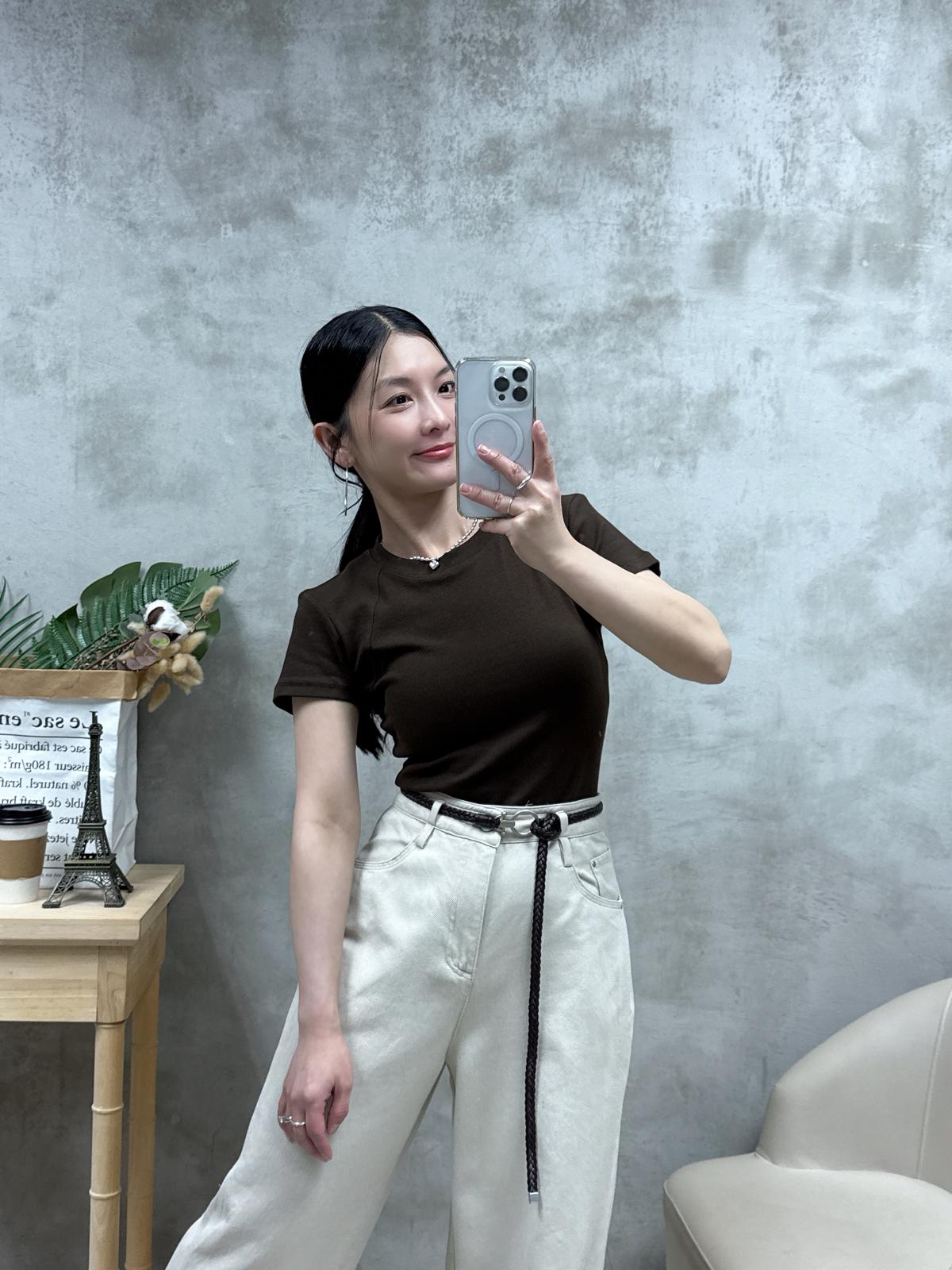 D22 後背設計凈色Tee