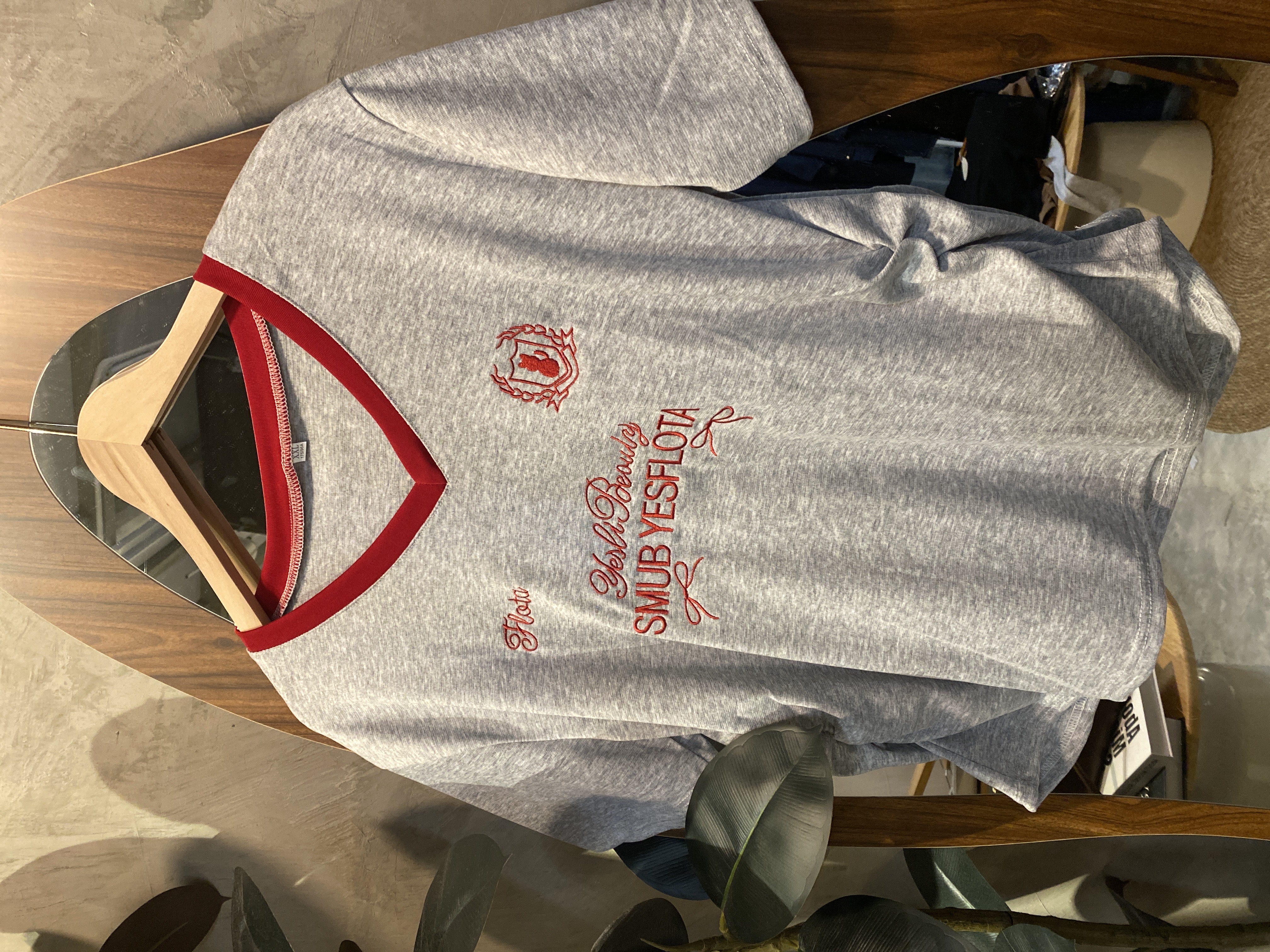 💥4646号-V领刺绣字母弹力修身上衣