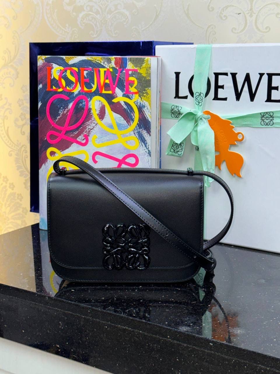 🎈单色釉𝘎𝘰𝘺𝘢*缎面皮 —【黑色到货✅】 尺寸：𝟏𝟗-𝟔-𝟏𝟑.𝟓𝐜𝐦 编码：262123 【配全套礼盒】 ✅汲取古代单色釉瓷器色彩灵感，全新打造𝘓𝘰𝘸𝘦*单色釉系列。该款采用缎面丝绸牛皮搭配内里纳帕羊皮，手感丝滑细腻。正面立体膨胀𝘈𝘯𝘨𝘳𝘢𝘮 𝘓𝘰𝘨𝘰设计搭配陶瓷小兔子挂饰，堪称时尚界的艺术品。 ✅磁扣开合，内部3个隔层设计，以及按扣和背面小侧袋，收纳方便➕安全感满分，能装，好搭。