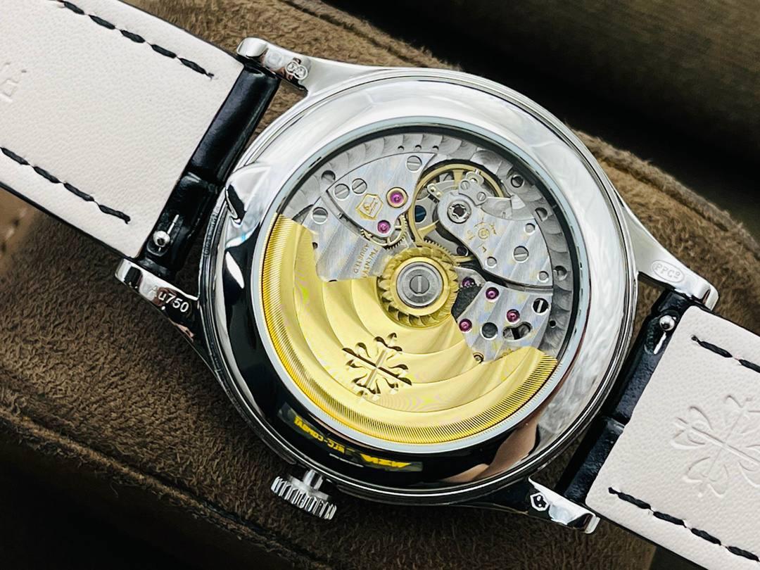 市场最高版本 百达.翡丽复杂功能计时5205G腕表！ 1⃣️历经两年不断对机芯进行改造与调试，一贯追求以原装工艺为目标！ 2⃣️直径38.5MM！ 3⃣️功能同原装一致，月相/星期/月份/日历！ 4⃣️字面为高难度双色渗透，非普通厂工艺！ 5⃣️蓝宝石玻璃镜面，表面镀多一层通透！ 6⃣️（技术突破)采用海鸥机芯改进为一体Cal.324S机芯！ 大小夹板均能做到完美倒角效果，并做镀铑加工。 7⃣️夹板采用瑞士进口宝石轴承点缀，色泽纯良，鲜艳自然。