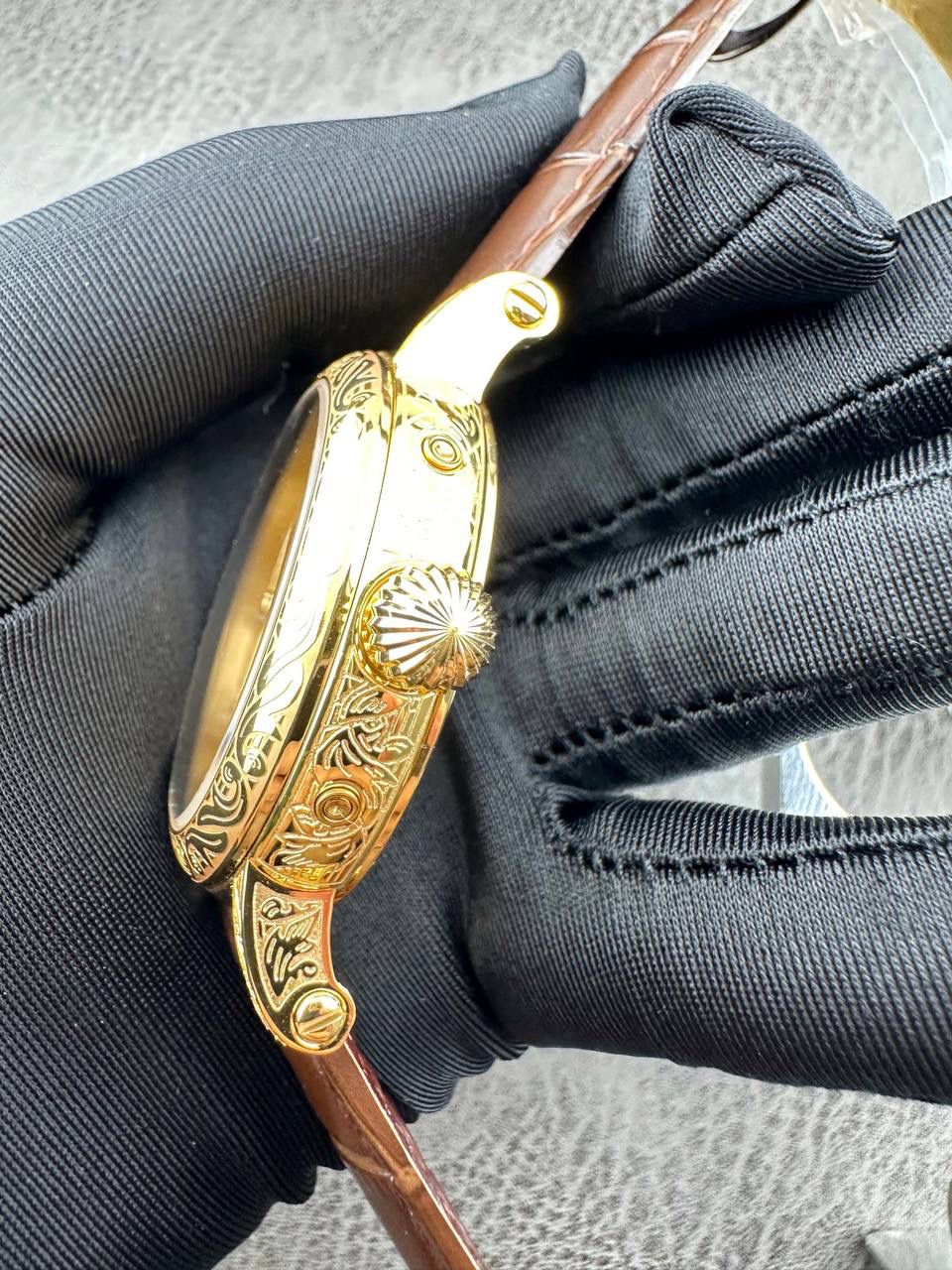 【铁划银钩 苍劲有力】高颜值新品墙裂推荐 精湛的工艺！ 年度最佳典藏之作——百达.翡丽古典超级复杂多功能 万年历功能腕表 团队历时两年多精心设计，不计成本，敢为人先，力求完美，克服重重难关，突破多层技术瓶颈，机芯型号为CH 29-535 升级版，质量稳定！ 【表带】经典意大利小牛皮表带，纹路清晰，质感好。搭配圈市面最顶级的百达翡丽灯笼表扣，通用原装无压力。 优雅的Calatrava雕花表壳极具个性，42毫米的表径适配大众男性手寸，非常商务可亦休闲。