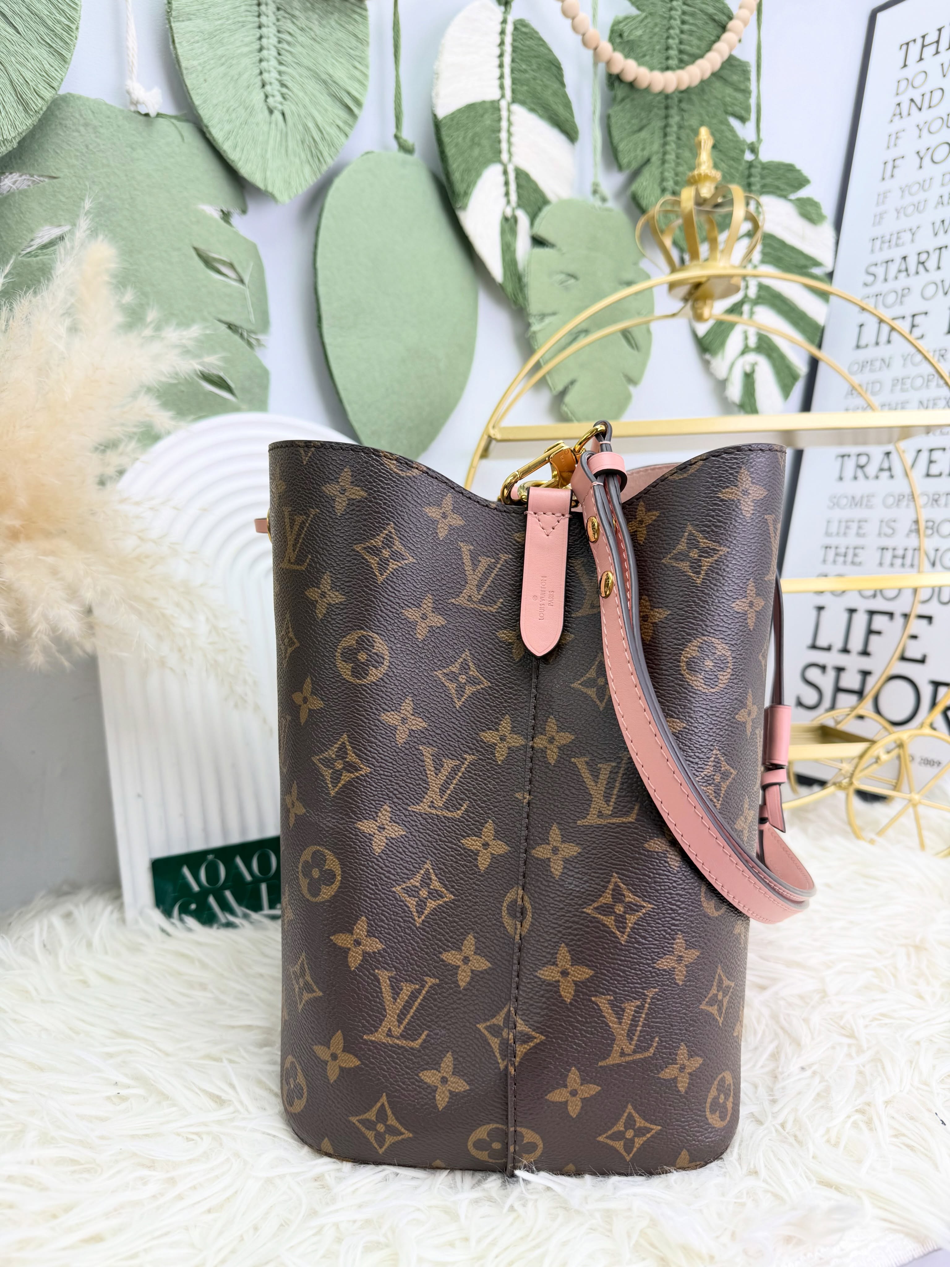 Lv👜 PRE OWNED 🛍️經典老花拼粉紅色 NeoNoe MM水桶包🤎
