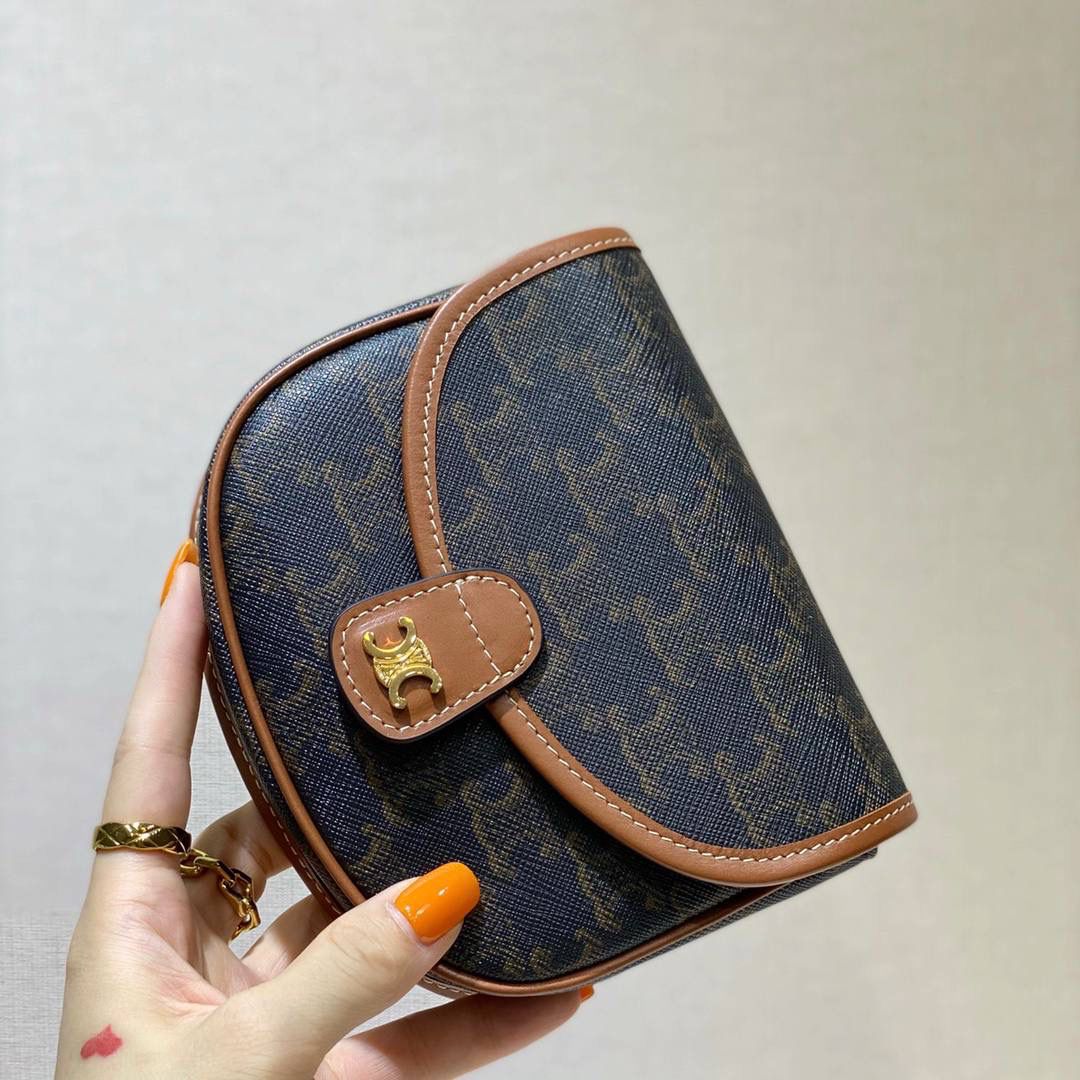 🔥大货实拍图 𝗖𝗘𝗟𝗜𝗡𝗘♥𝗧𝗥𝗜𝗢𝗠𝗣𝗛𝗘 𝗖𝗔𝗡𝗩𝗔𝗦 𝗕𝗘𝗦𝗔𝗖𝗘 嗨～复古老花yyds新草报道～圆滚滚的小马鞍很是讨喜🤩～ 型号：196702 尺寸：15*11*4cm 关于放手机这个问题，iphone 12 pro妥妥的放得下哦！还可以再放下卡包钥匙！话说现在姐妹们的手机大多都是捏在手上的吧😂所以更不成问题啦～