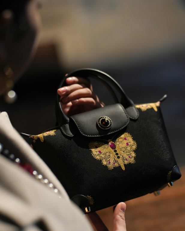 宋錦∞黑金紅蝴蝶牛皮小號手袋。上久楷