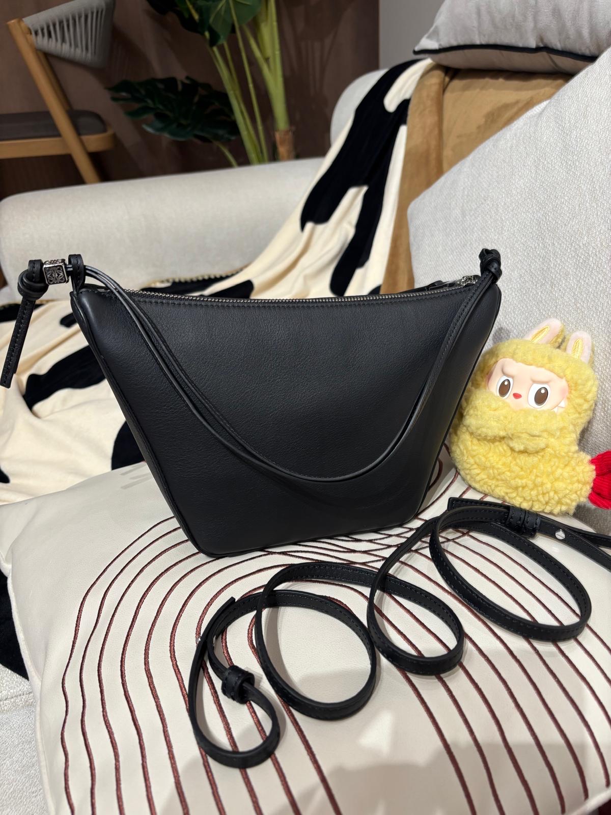 全新未使用品 Loewe Mini Hammock hobo in classic calfskin 黑色牛皮 100%Authentic, 全新未使用品 Unused ✅Booklet ✅Dust bag