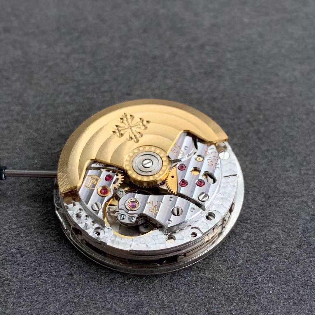 🔥全新PP百达..翡丽 复杂功能AQUANAUT旅行家＂手雷＂5164A系列＂V2＂超强升级版🔥 全新V2技术重点突破 1⃣️：升级最新机芯为PP. Cal.324 S C FUS 一体机，机芯摆轮位置实现与正品一致方向，现为市面最高版本。 2⃣️：新款字面巧克力颗粒感形状更立体 3⃣️：精益求精 V2版机芯主夹板字体更细致 升级为最新换代甲板鸽子血红宝石 实现最接近正品的工艺。