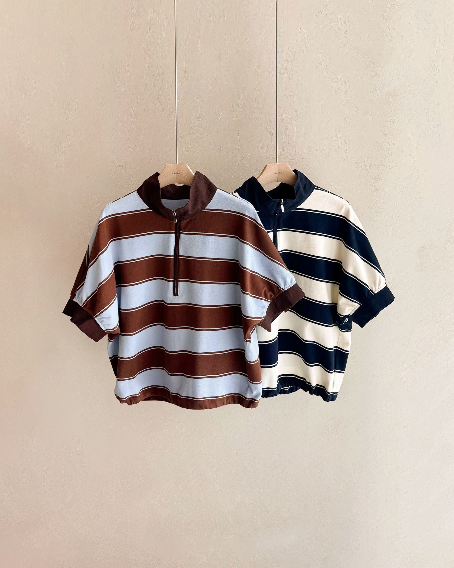 221485 粗間拉錬領Tee