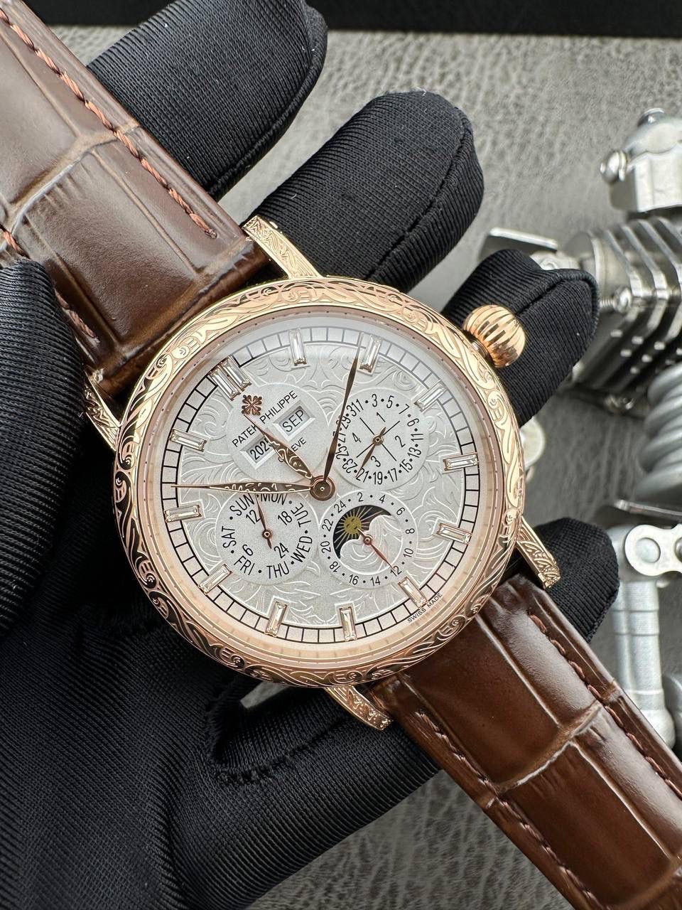 【铁划银钩 苍劲有力】高颜值新品墙裂推荐 精湛的工艺！ 年度最佳典藏之作——百达.翡丽古典超级复杂多功能 万年历功能腕表 团队历时两年多精心设计，不计成本，敢为人先，力求完美，克服重重难关，突破多层技术瓶颈，机芯型号为CH 29-535 升级版，质量稳定！ 【表带】经典意大利小牛皮表带，纹路清晰，质感好。搭配圈市面最顶级的百达翡丽灯笼表扣，通用原装无压力。 优雅的Calatrava雕花表壳极具个性，42毫米的表径适配大众男性手寸，非常商务可亦休闲。