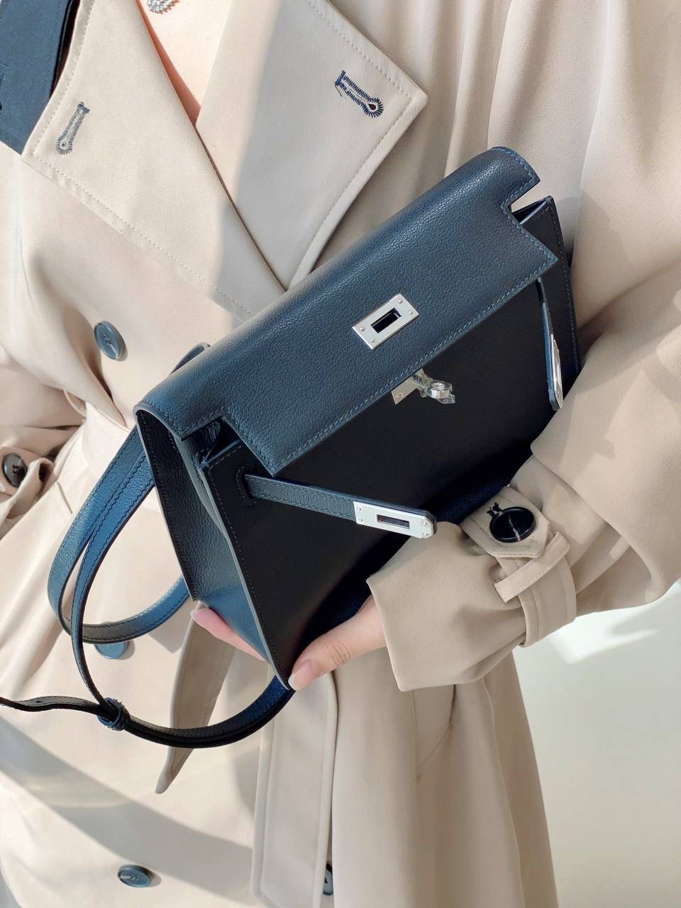 『黑银』 ‘’Kᴇʟʟʏ ᴅᴀɴsᴇ • Evercolor 🎀 时尚圈就是一个圆！ 最厉害的就是六种背法： 斜背、侧背、肩背、腰包、背包、手包 集美们一定要安排起来‼️ 22Cm