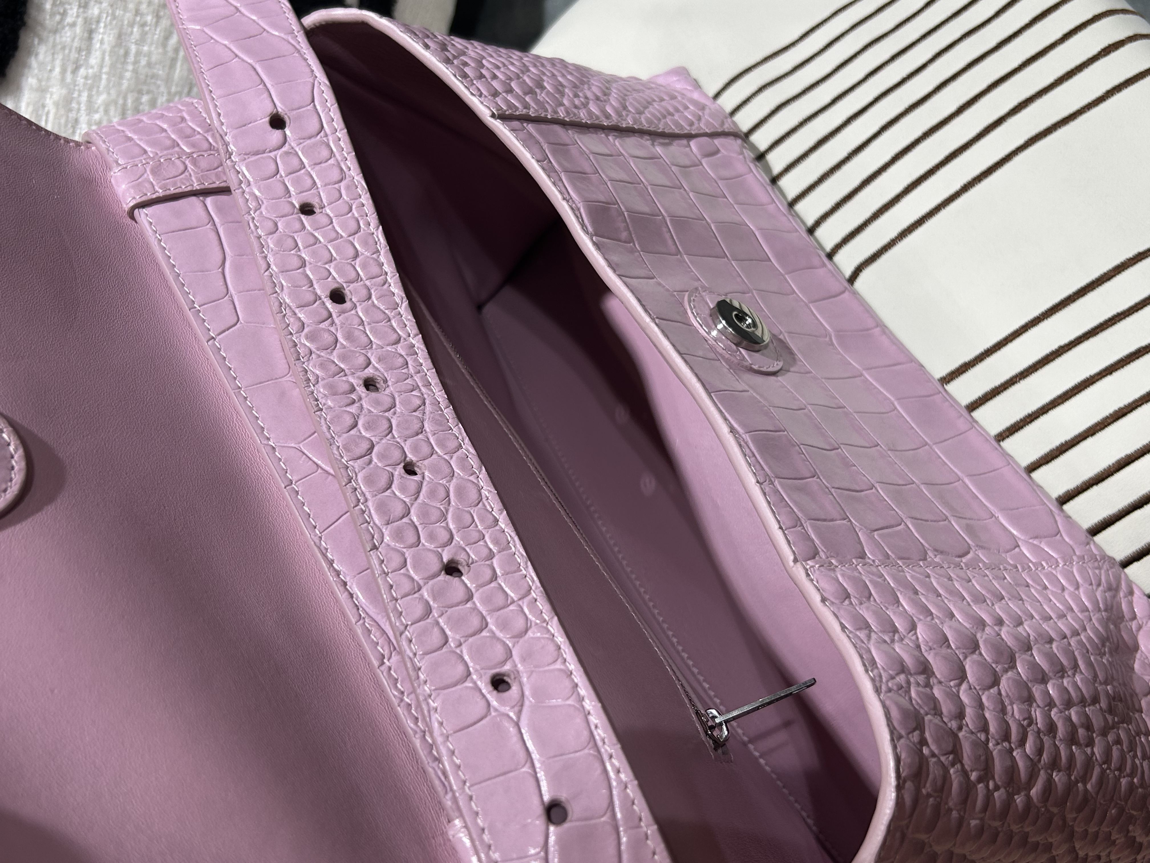 BALENCIAGA downtown Crocodile Embossed Calfskin Shoulder Bag 671354鱷魚紋壓紋牛皮肩背包 100%Authentic, 93%New ✅Dust bag