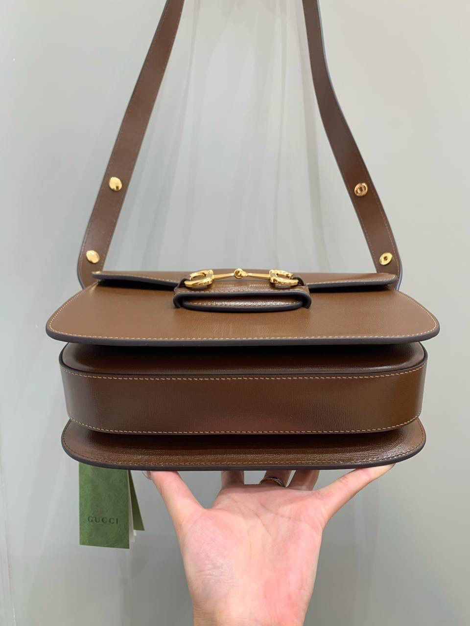 新背景实拍正品级 。Gucc1 Horsebit 1955马鞍包(原厂皮棕色） 销量王🔥全新升级2代马鞍包 马鞍包我真的爱了，火爆程度你们都知道 全新升级版本我相信你们会更加疯狂 肩带做了修改使用起来更加美观 更加立体的版型让马鞍包更加霸气十足 全铜马衔扣五金搭配开发部原厂皮 真的是绝了，拿到手你们都会惊艳！ 虽然出来很久了，但火热程度丝毫不减 国内外博主基本人手一个，搭衣服超赞！ 全新升级版本一定要买一个出去炸街！ 型号 602204 尺寸 25x18x8cm