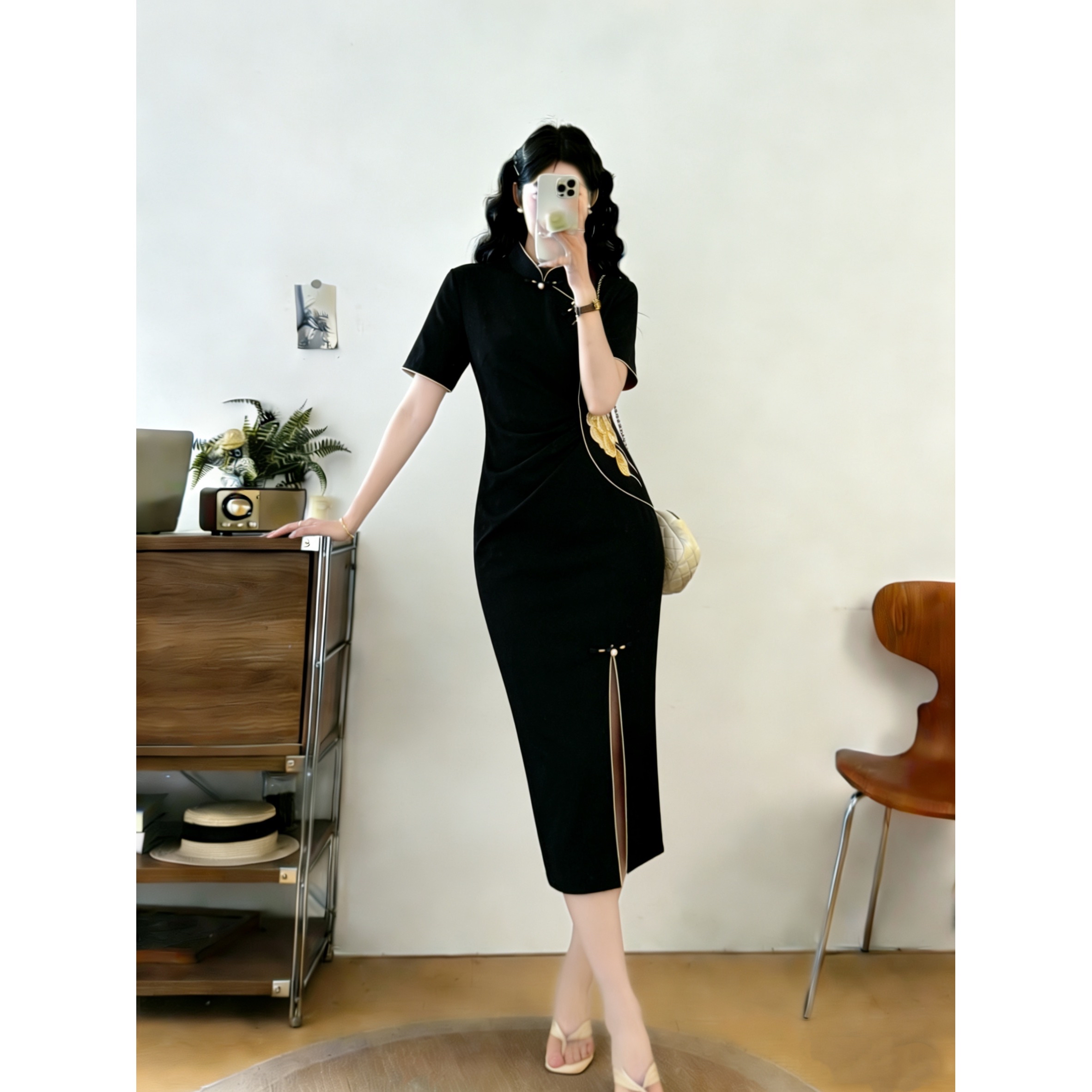 B180(6012) 新中式复古腰边牡丹刺绣下摆盘扣开角黑红旗袍连身裙