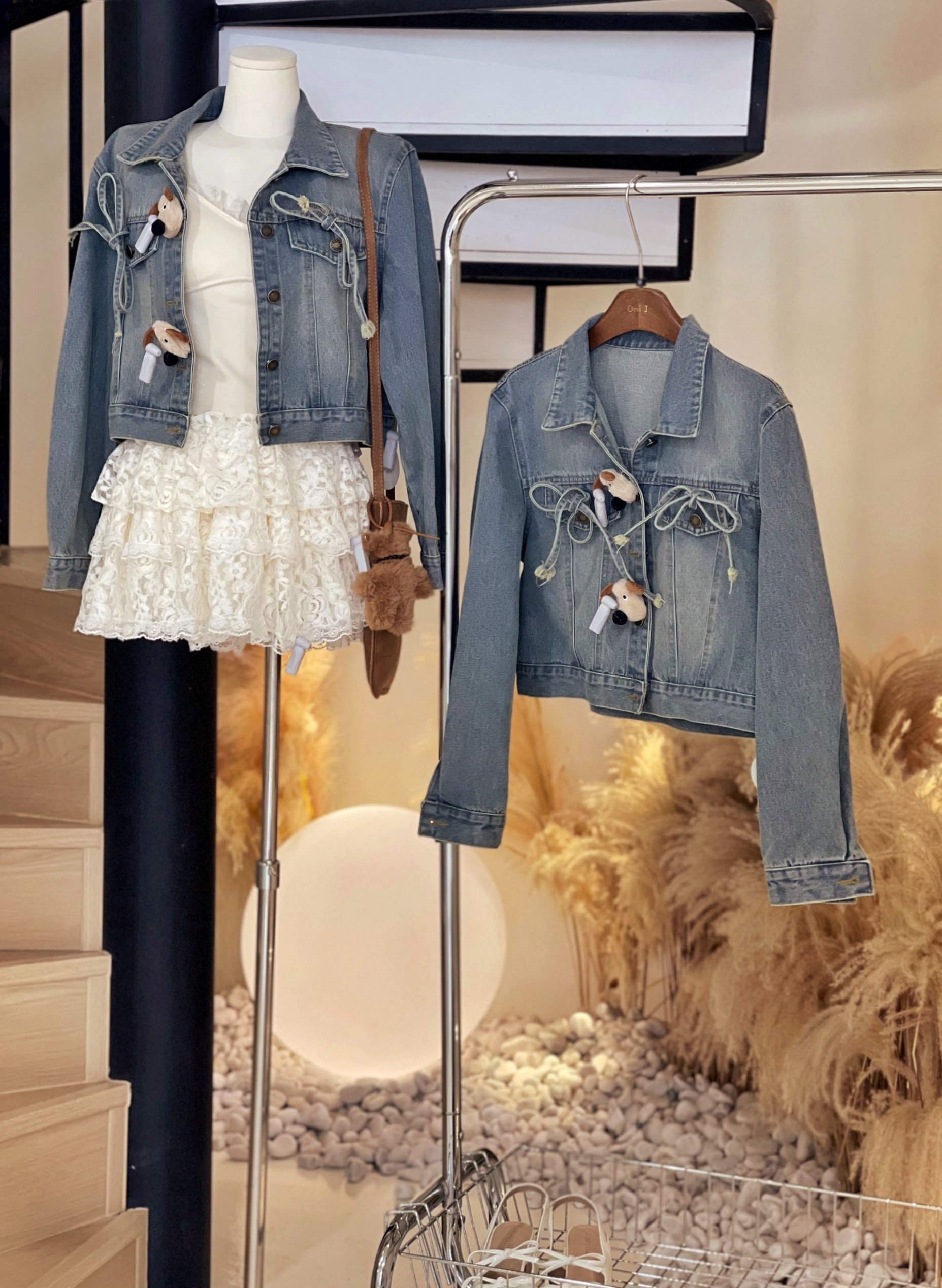 有两只狗狗的牛仔外套