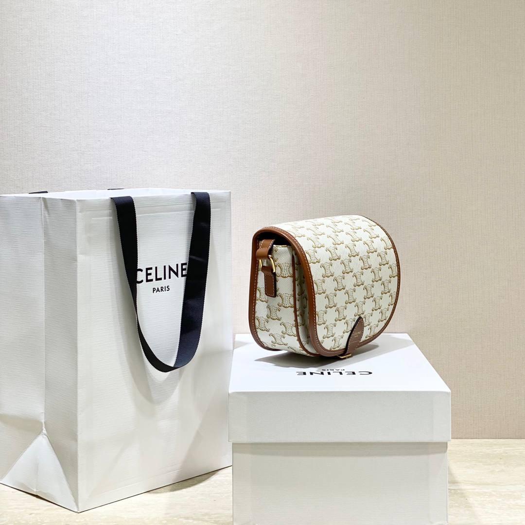 🔥大货实拍图 𝗖𝗘𝗟𝗜𝗡𝗘 ♥ 𝗧𝗥𝗜𝗢𝗠𝗣𝗛𝗘 𝗖𝗔𝗡𝗩𝗔𝗦 𝗙𝗢𝗟𝗖𝗢 马鞍包在IT Bag的世界里总是占着一席之地，经典百搭 经得起时间的推敲，被喻为行走的气质神器 ，FOLCO流畅圆润的包身线条和凯旋门老花设计搭配老式旅行箱开口扣，让人轻松get俏皮复古摩登的画报女郎。 型号：191502 尺寸：18*17*6.5cm