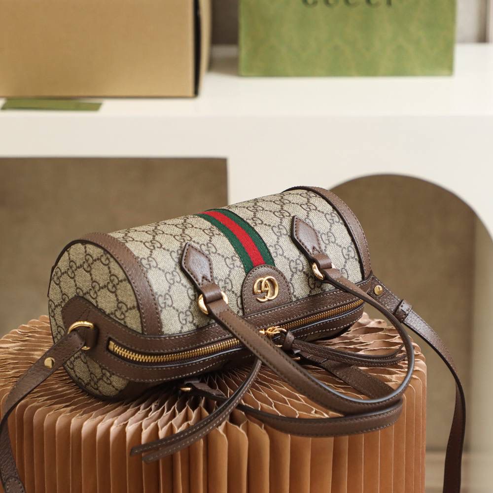 ✈️✈️▪️𝙊𝙥𝙝𝙞𝙙𝙞𝙖系列𝙂𝙂波士顿_正品皮602577▪️ YY# ▶尺寸：25.5*14*14cm 𝗚家Ophidia系列融合了两个标志性✅经典元素 经典的GG图案搭配红绿织带， 复古且经典的主打标志，手提的设计， 让整个包身的高级感翻倍， 并且容纳量满分的设计， 经典百搭的枕头造型， 绝对是一款可以陪你看尽世间繁华的必备包✔️