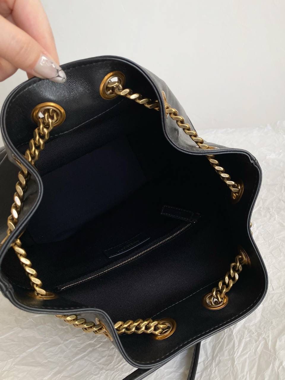 到货啦❗️ ys1 joe羊皮双肩包🖤 这只双肩绝对他们家这个品类的it bag 这个款出了好多年了 只有真的好看好背才能不被淘汰 羊皮的手感特别治愈，超级软乎 在链条肩带的双肩包里来说 这只是属于包身正好，容量巨大的类型 好实用呀，强推强推！！ 29×22×15cm672609m