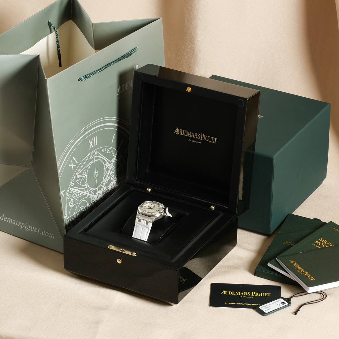 全网女神看过来😍😍这款爱彼女表才是最具有性价比的… 爱彼皇家橡树系列型号67601石英腕表，皇家橡树系列独有的八角形外观还拥有爱彼独特的设计风格也将女士优雅风格融入其中，深受女明星们的爱戴，表带澳洲湾鳄鱼皮，即使只有33毫米的小尺寸，也将爱彼独有的纯净美感与刚毅线条展现的淋漓尽致💝💖💘而镶满钻石的表圈也为佩戴的女士增添了更多的柔美。（32颗明亮式切割美钻，总重约0.65克拉）巴蒂镶嵌一枚半透明凸面蓝宝石，搭载瑞士进口石英机芯，拥有实用的日历显示功能，女士们佩戴起来不会显得沉重 ，配专柜最新全套包装发货！这种货一般数量不是很多哦