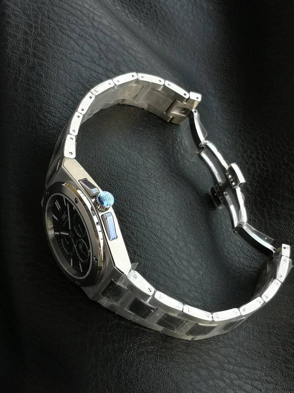 万国工程师系列万年历腕表，复刻界最复杂的腕表，所有功能同步原装，所有功能调节通过把头控制. 1⃣️【功能介绍】3点钟位置显示日历，9点钟位置显示星期，6点钟月份月相指针显示。 2⃣️【做工精细】外壳采用原版同样的三件套结构，中间拉丝，上下壳为抛光，镜面采用高成本的锅盖形蓝宝石，使其质感提升。 3⃣️【机芯性能】尺寸41.6mm,机芯采用天津机芯改82600，高效稳定，动力时间长达72小时以上，进行加装复杂的万年历模块，而且同步所有功能实现同步原装通过把头调节。 4⃣️【⚠️注意事项】由于万年历模块十分复杂在出货前都会调准时间，客户收到直接上链上手佩戴即可，⚠️请不要轻易乱调，由于机芯加装升级功能，调节需慢慢按调。