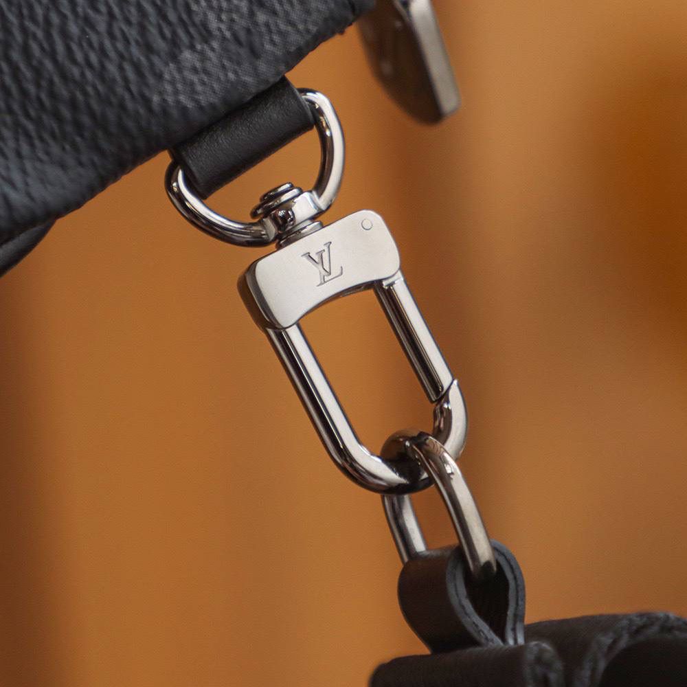 特级 𝐓𝐑𝐈𝐎邮差包 👜✨ ▪️尺寸：25*18.5*7cm▪️ 男士必入款，三合一邮差包， 拼色搭配设计，非常有时髦感，最受欢迎的销冠，不仅在颜值上帅到没朋友，实用率也是非常高的，日常男士通勤风，休闲风，时尚风，它都能满足百变造型的搭配风格，黑色老花与反色黑老花的拼接，黑老花迷肯定是控制不住的入手，可拆卸的三合一拆解，随意组合搭配𝐲𝐲𝐝𝐬！🔥🔥💯