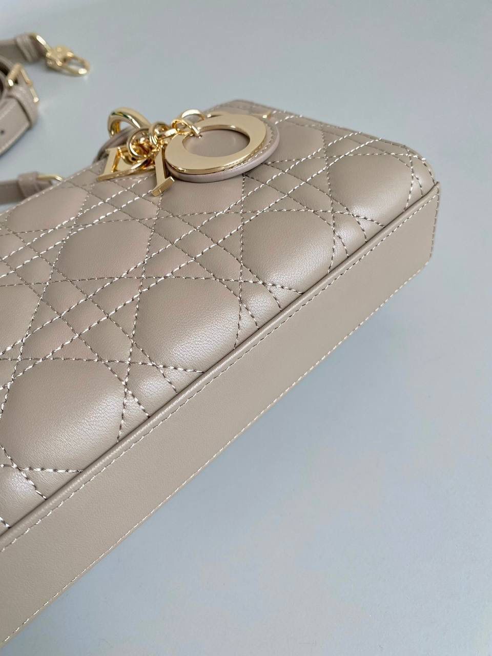 榛果色❤️ 𝗗𝗶𝗼𝗿 𝗗-𝗝𝗼𝘆 𝗯𝗮𝗴 羊皮2023款，新色 时尚果然就是轮回，回归了一把中古戴妃 长方包形，短链条➕细长肩带直接封神！！ 复古时髦感超强，真是什么场合都可以把住 绝对是lady中的天花板了，强势出圈啦姐妹们 中号 - 26 x 13.5 x 5cm 小号 - 22.5 x 12 x 5.5cm