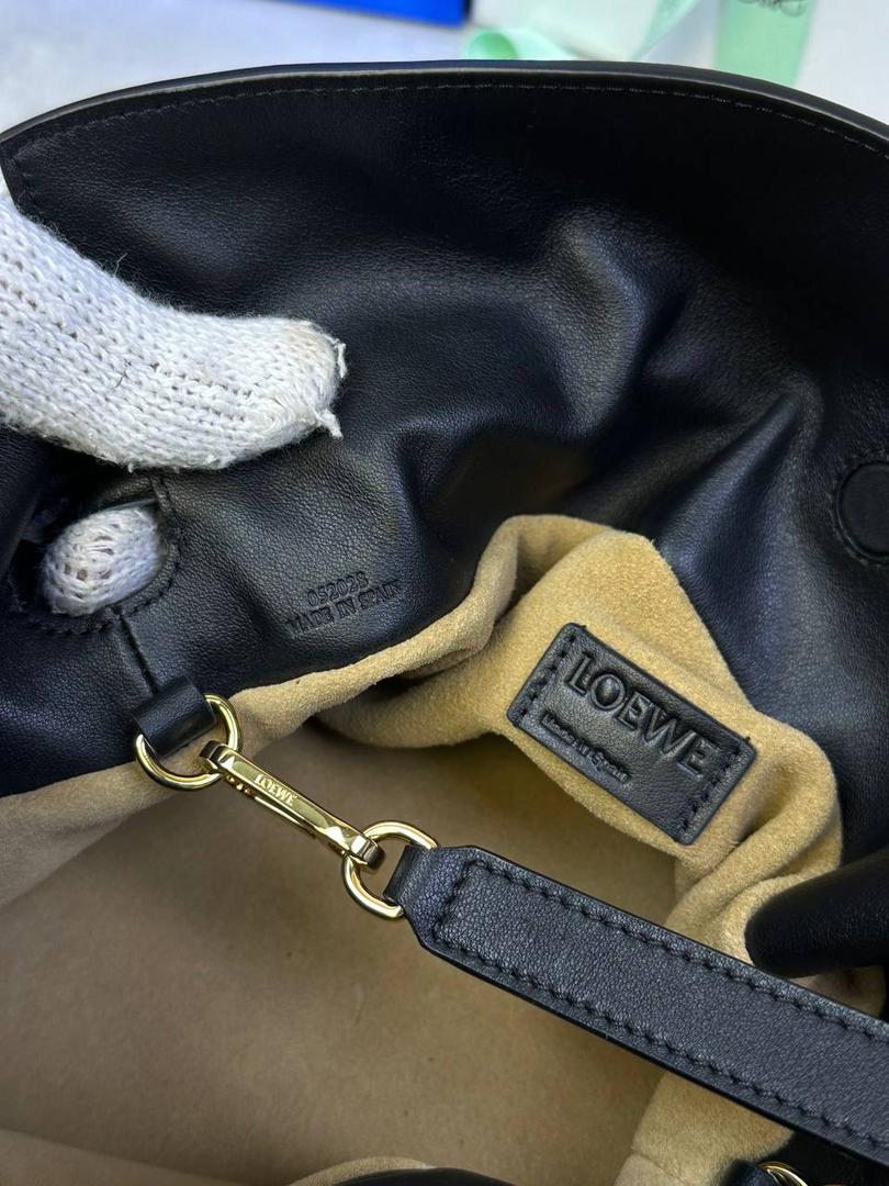 全新升级—𝙁𝙡𝙖𝙢𝙚𝙣𝙘𝙤出货啦✅ ❤️升级版福袋正面新增品牌烫金𝙇𝙤𝙜𝙤代替压印𝙇𝙤𝙜𝙤，肩带加宽同时增加两侧狗扣五金代替原本皮穿扣肩带，精致又便捷🥰 ❤️独家定制皮料五金，小牛皮皮质手感十分柔软且耐用，肩带🉑拆卸🉑调节，多种背法任你选择，容量超大，日常出行必备😍 ❤️独家品控，完全对版细节，全套礼盒🎁包装给你满满的仪式感🥰 中号尺寸：𝟑𝟎-𝟐𝟒.𝟓-𝟏𝟎.𝟓𝐜𝐦 款号：052028黑色