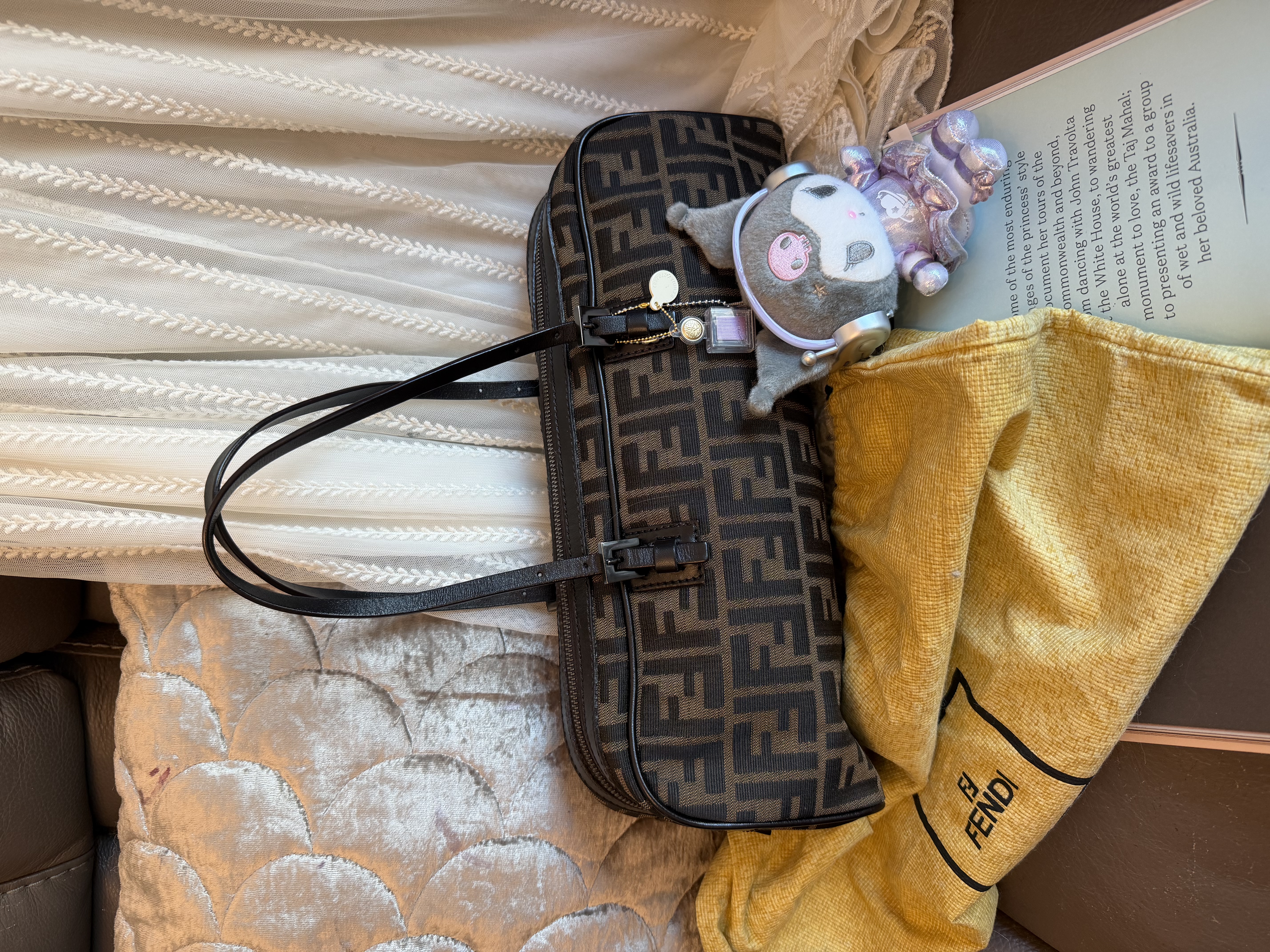 fendi  baguette bag /east west bag 